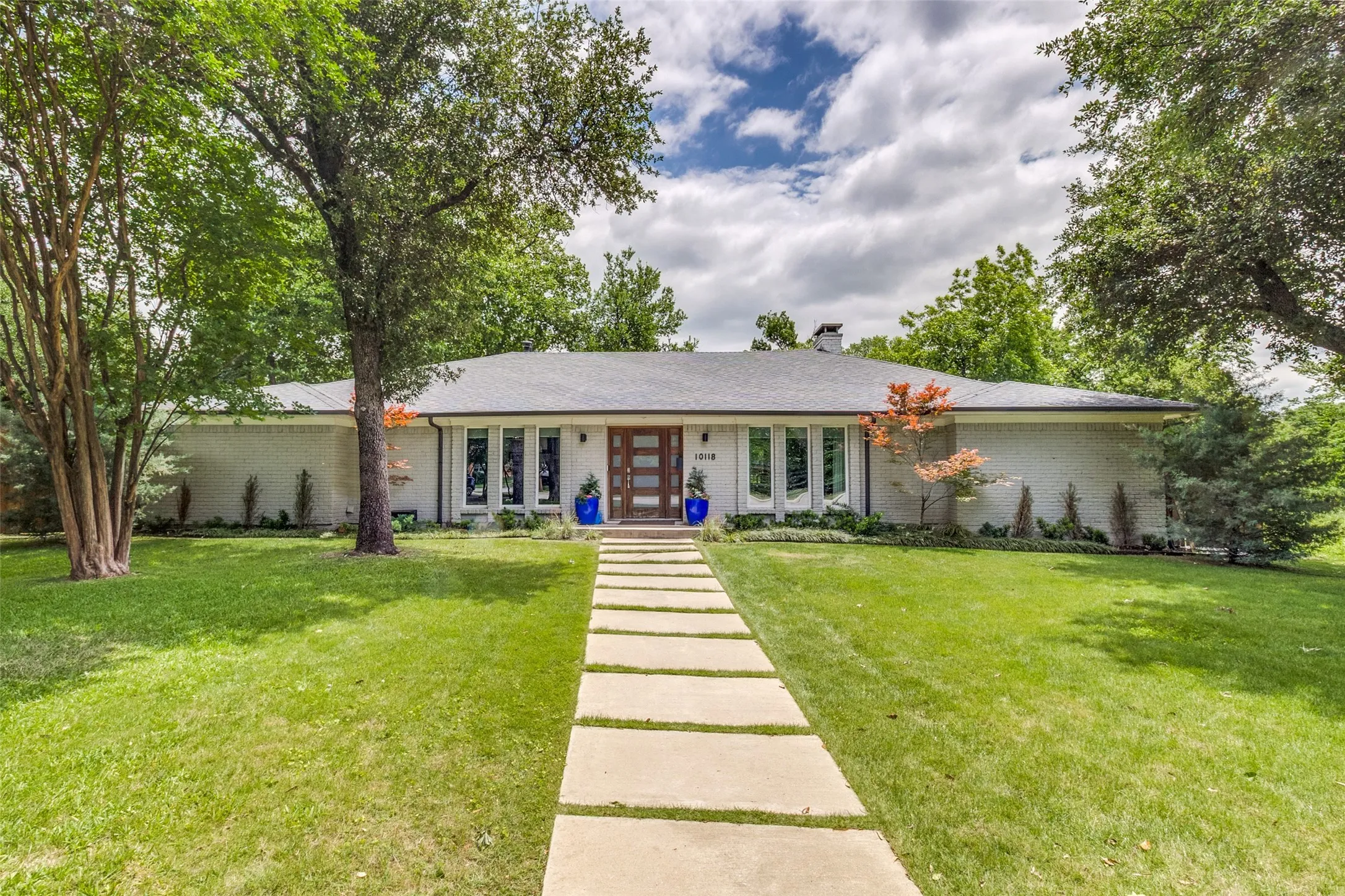 Single Family Residence For Sale in Dallas County , 10118 Timber Trail Drive, Dallas, Texas 75229, 3 Bedrooms, 3 Bathrooms, 2 Garage spaces, 2,401 Sqft, built in 1969, Price $915,000, mls#21268940, Real Estate Agent in Dallas, Homes For Sale in Dallas county, Homes For Sale in Dallas, Realtor in Dallas Texas, Real Estate Brokerage Independent Realty Texas, Luminita Cordes Realtor