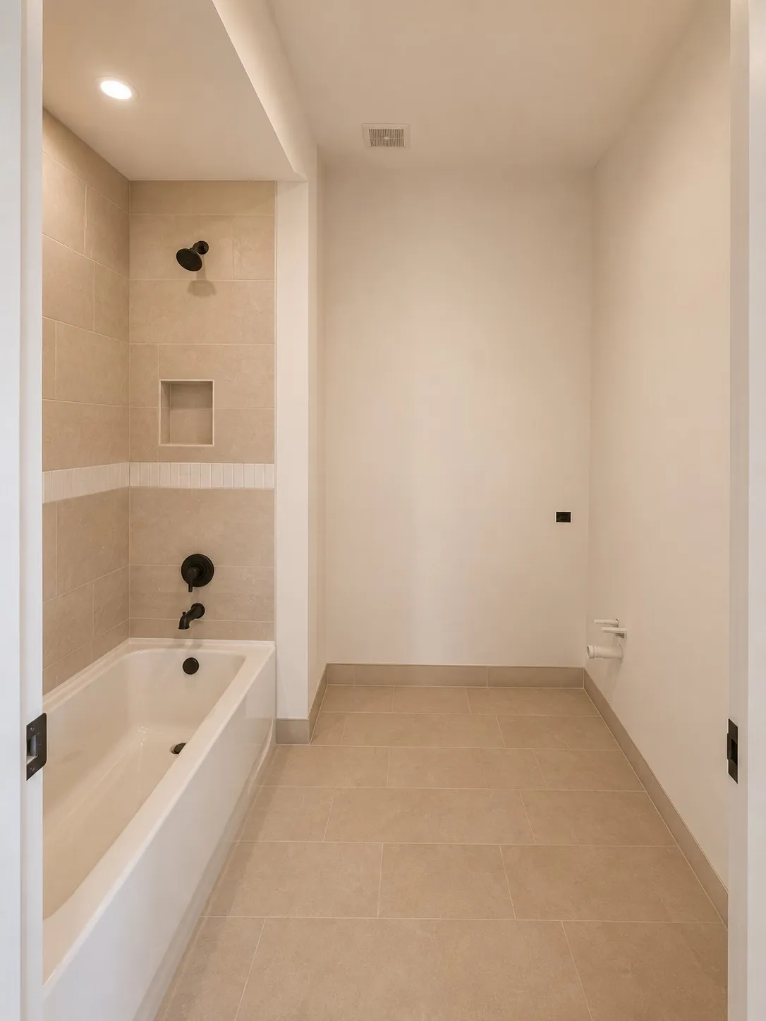 Images shown are for illustrative purposes & do not accurately depict features, finishes, or layout. Variations in design materials & specifications may occur.