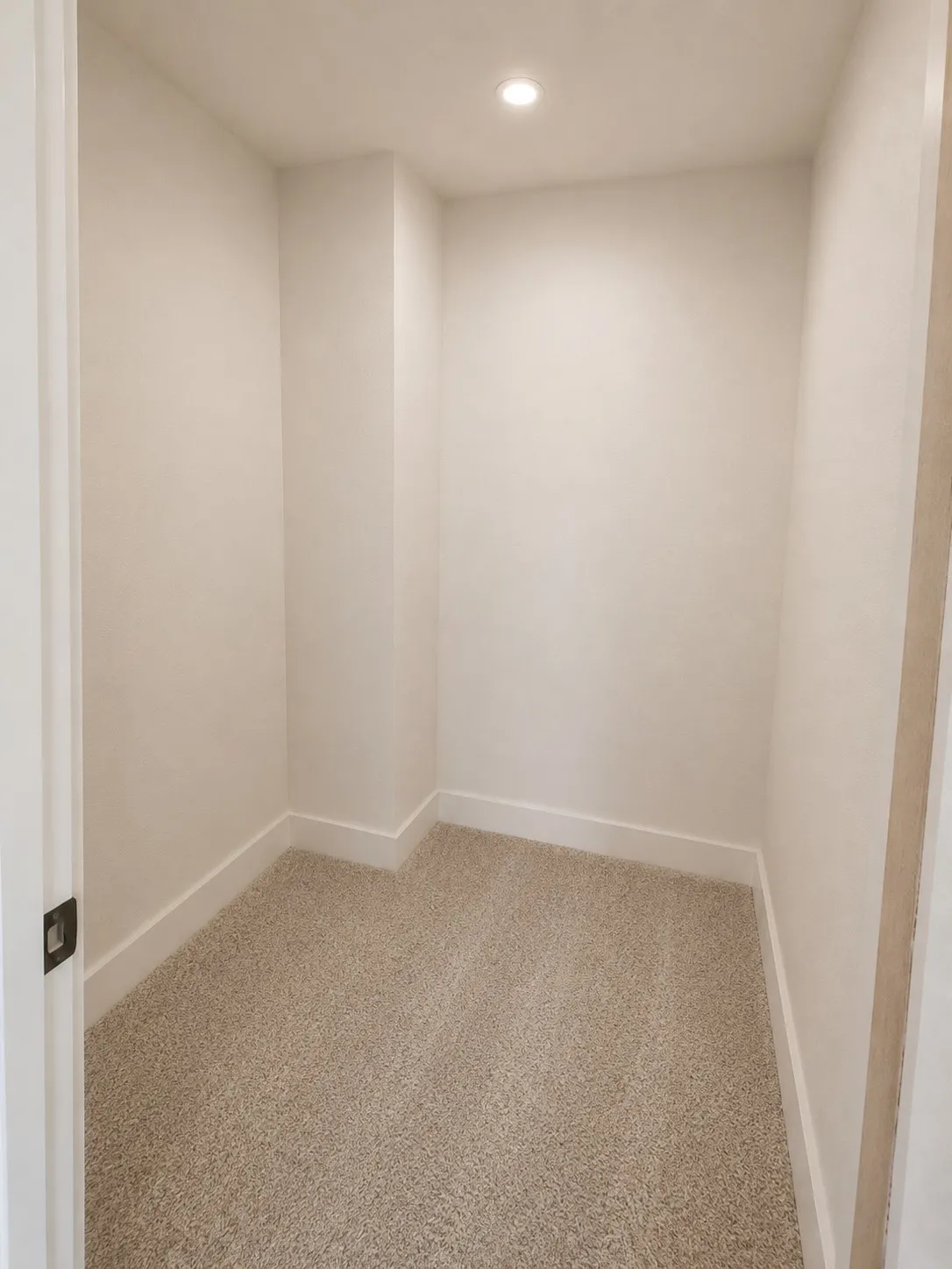 Images shown are for illustrative purposes & do not accurately depict features, finishes, or layout. Variations in design materials & specifications may occur.