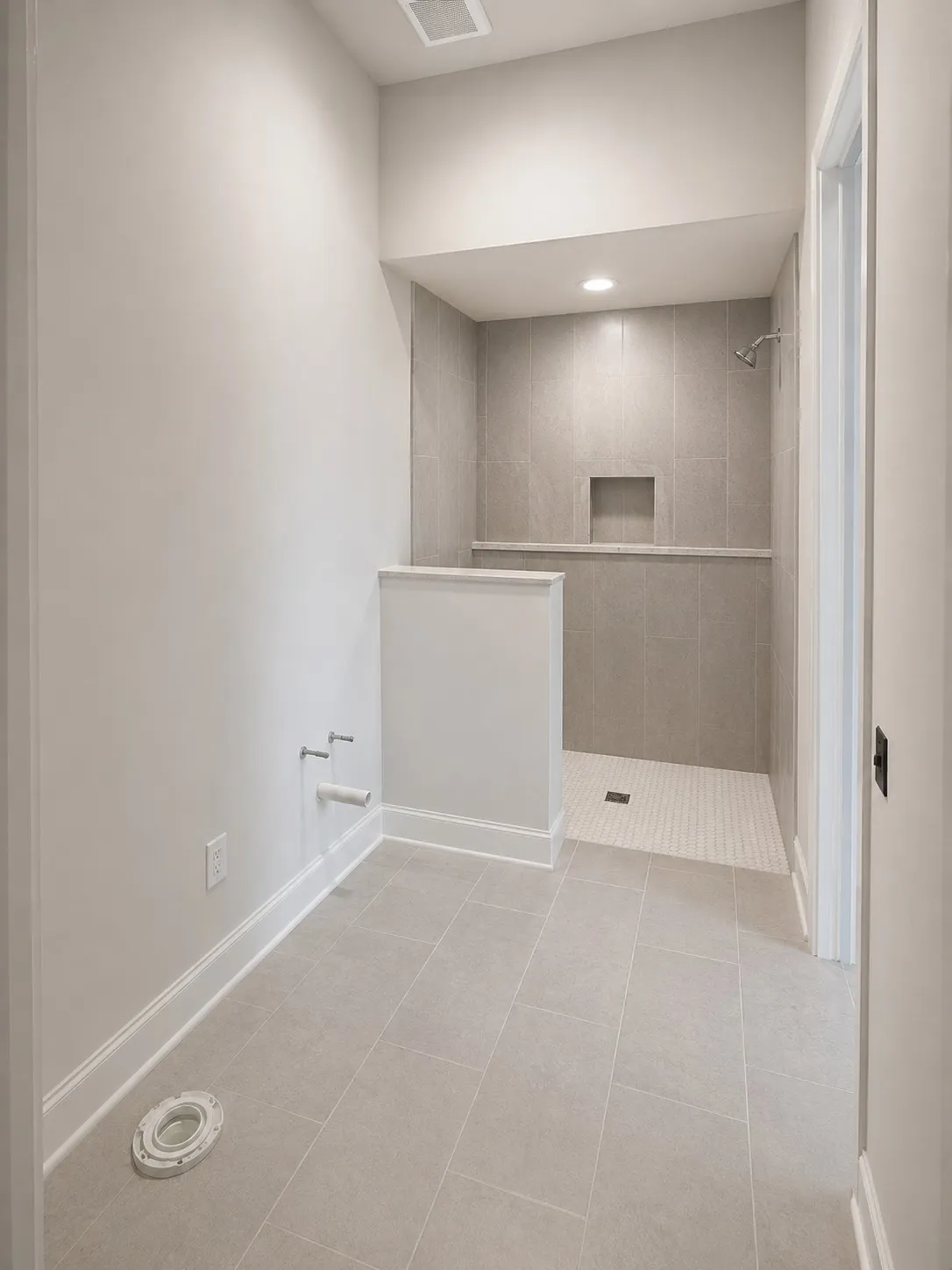 Images shown are for illustrative purposes & do not accurately depict features, finishes, or layout. Variations in design materials & specifications may occur.