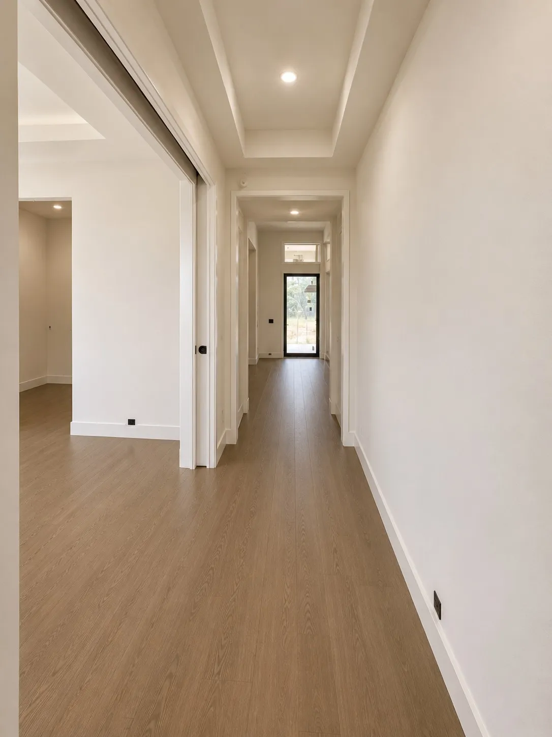 Images shown are for illustrative purposes & do not accurately depict features, finishes, or layout. Variations in design materials & specifications may occur.