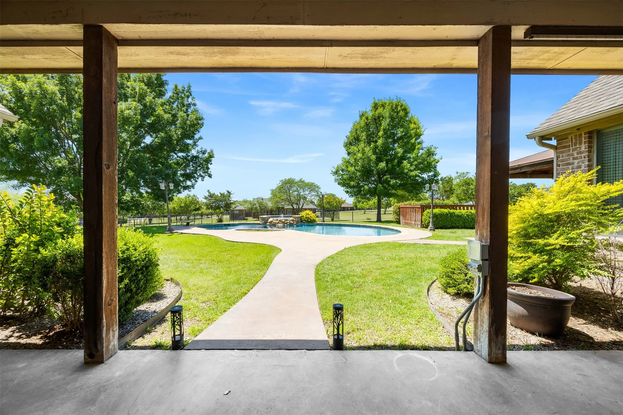 Single Family Residence For Sale in Parker County , 109 Aledo Pointe Drive, Aledo, Texas 76008, 4 Bedrooms, 4 Bathrooms, 3 Garage spaces, 2,800 Sqft, built in 2003, Price $749,500, mls#21267327, Real Estate Agent in Aledo, Homes For Sale in Parker county, Homes For Sale in Aledo, Realtor in Aledo Texas, Real Estate Brokerage Independent Realty Texas, Luminita Cordes Realtor