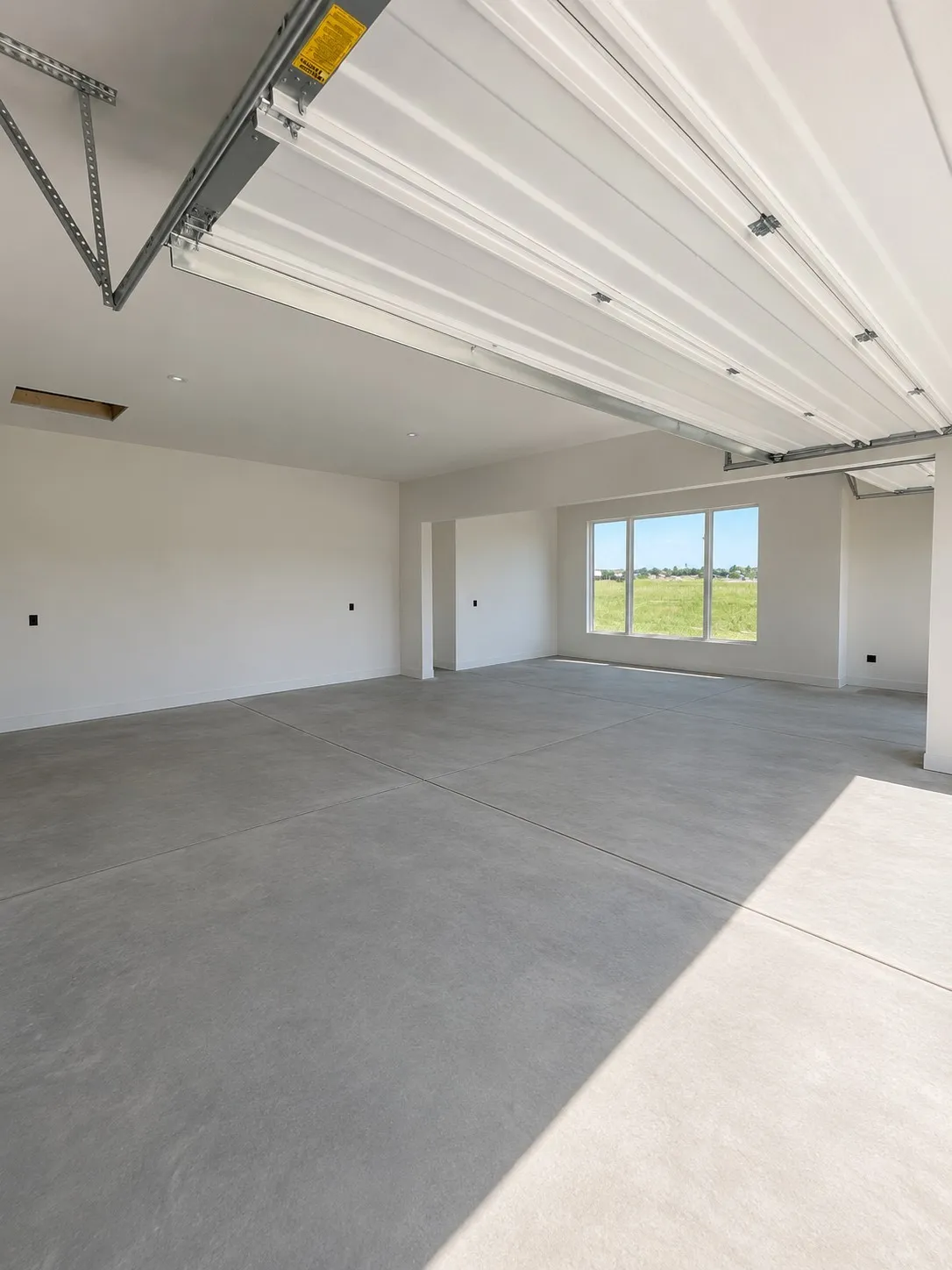 Images shown are for illustrative purposes & do not accurately depict features, finishes, or layout. Variations in design materials & specifications may occur.