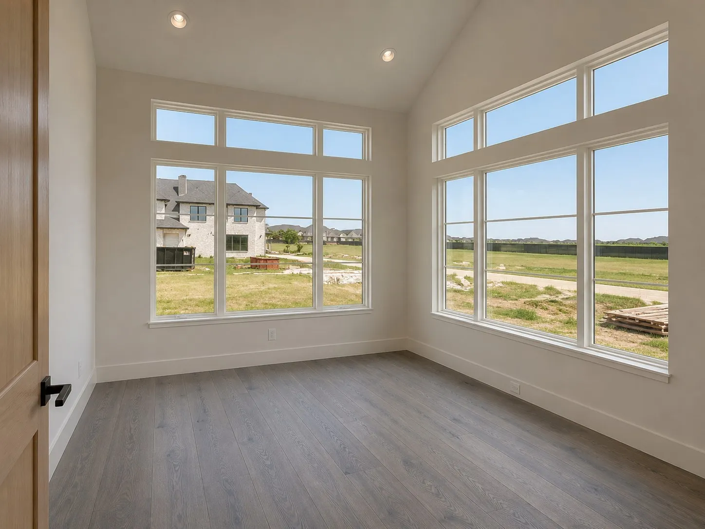 Images shown are for illustrative purposes & do not accurately depict features, finishes, or layout. Variations in design materials & specifications may occur.