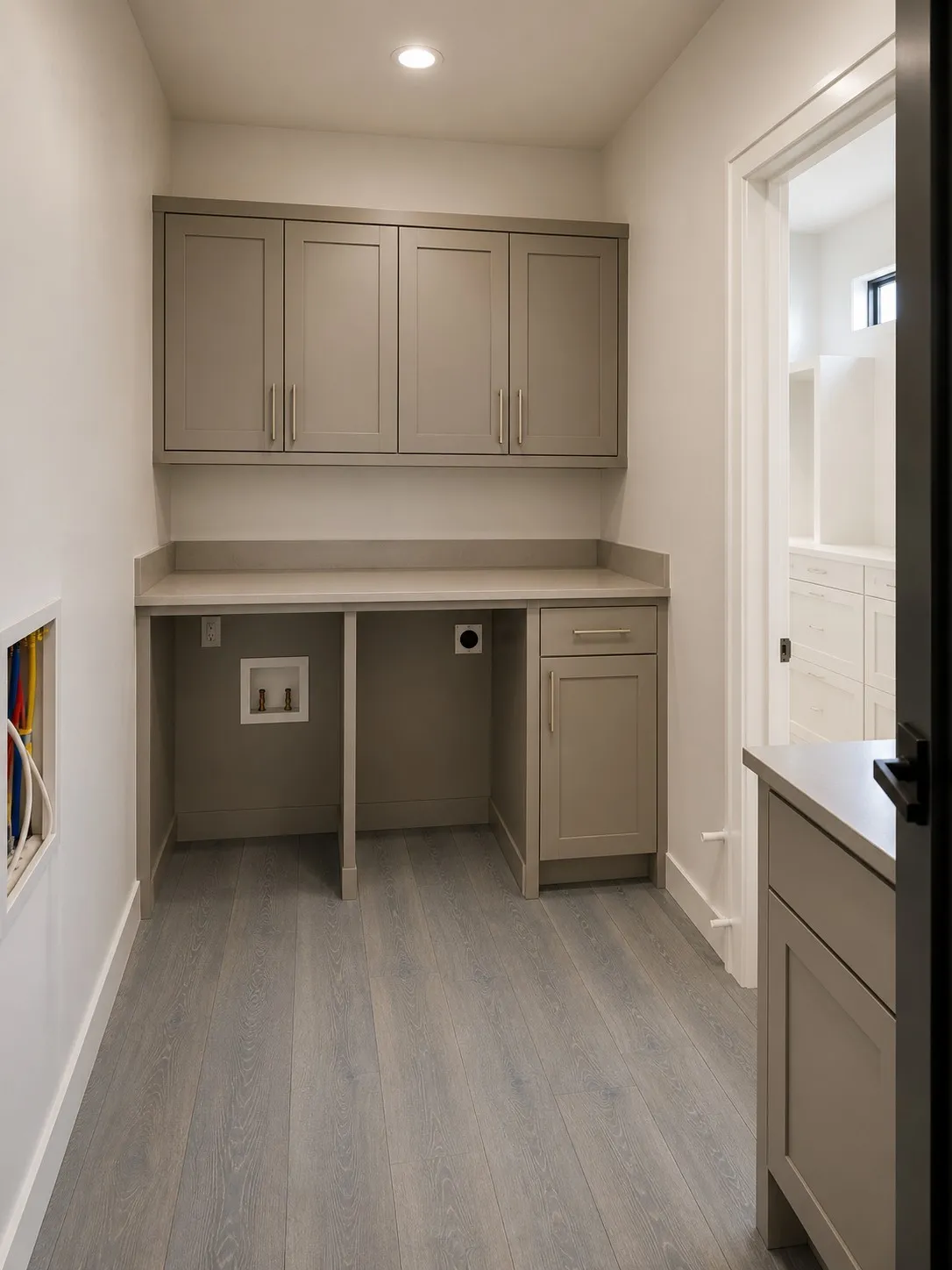 Images shown are for illustrative purposes & do not accurately depict features, finishes, or layout. Variations in design materials & specifications may occur.