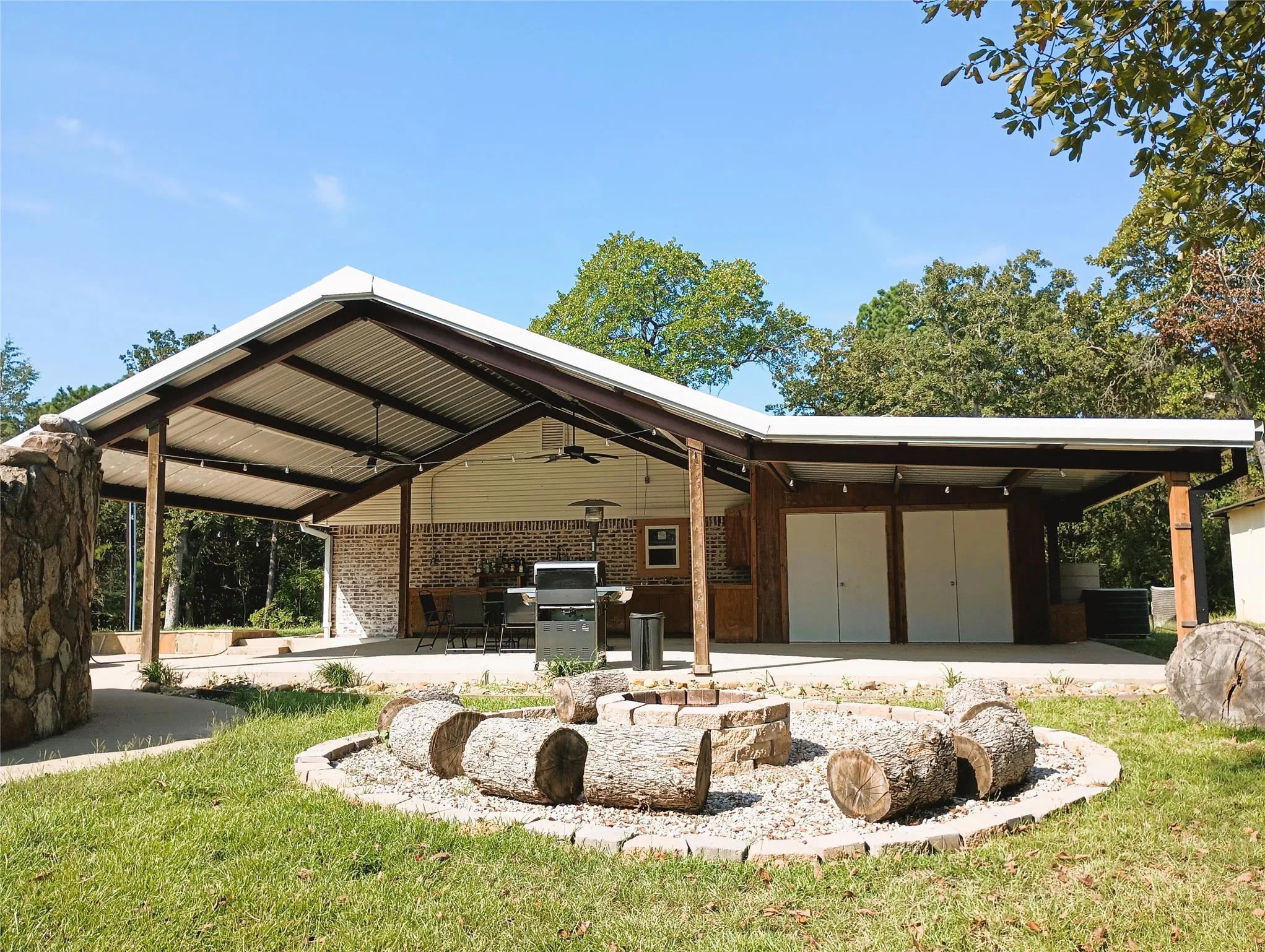 Farm For Sale in Anderson County , 231 An County Road 2105, Palestine, Texas 75801, 3 Bedroom, 3 Bathroom, 2 Garage spaces, 3,355 Sqft, built in 1994, mls#21261041, Real Estate Agent in Palestine, Homes For Sale in Anderson county, Homes For Sale in Palestine, Realtor in Palestine Texas, Real Estate Brokerage Independent Realty Texas, Luminita Cordes Realtor