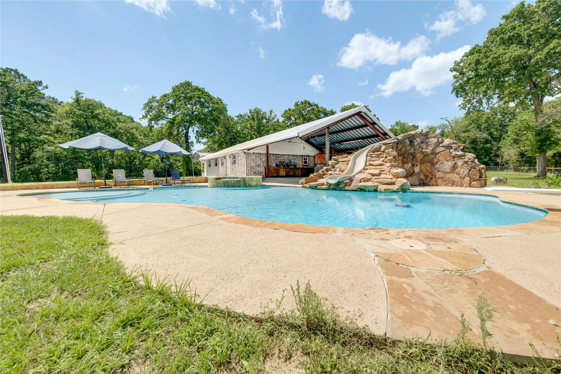 Farm For Sale in Anderson County , 231 An County Road 2105, Palestine, Texas 75801, 3 Bedroom, 3 Bathroom, 2 Garage spaces, 3,355 Sqft, built in 1994, mls#21261041, Real Estate Agent in Palestine, Homes For Sale in Anderson county, Homes For Sale in Palestine, Realtor in Palestine Texas, Real Estate Brokerage Independent Realty Texas, Luminita Cordes Realtor