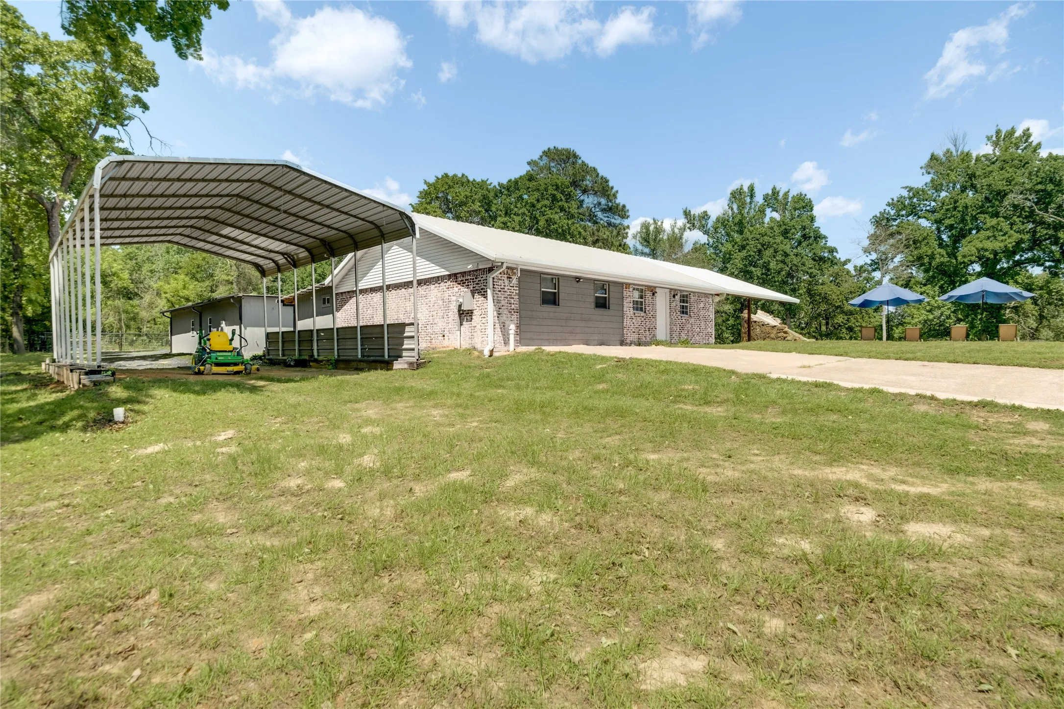 Farm For Sale in Anderson County , 231 An County Road 2105, Palestine, Texas 75801, 3 Bedroom, 3 Bathroom, 2 Garage spaces, 3,355 Sqft, built in 1994, mls#21261041, Real Estate Agent in Palestine, Homes For Sale in Anderson county, Homes For Sale in Palestine, Realtor in Palestine Texas, Real Estate Brokerage Independent Realty Texas, Luminita Cordes Realtor