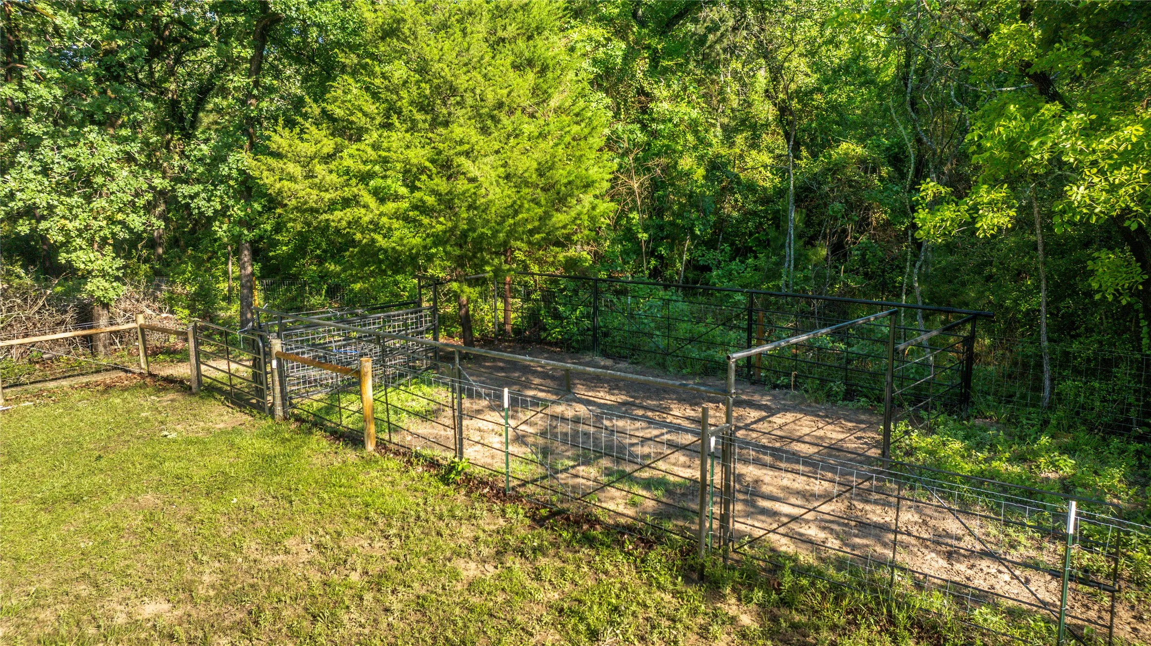 Farm For Sale in Anderson County , 231 An County Road 2105, Palestine, Texas 75801, 3 Bedroom, 3 Bathroom, 2 Garage spaces, 3,355 Sqft, built in 1994, mls#21261041, Real Estate Agent in Palestine, Homes For Sale in Anderson county, Homes For Sale in Palestine, Realtor in Palestine Texas, Real Estate Brokerage Independent Realty Texas, Luminita Cordes Realtor