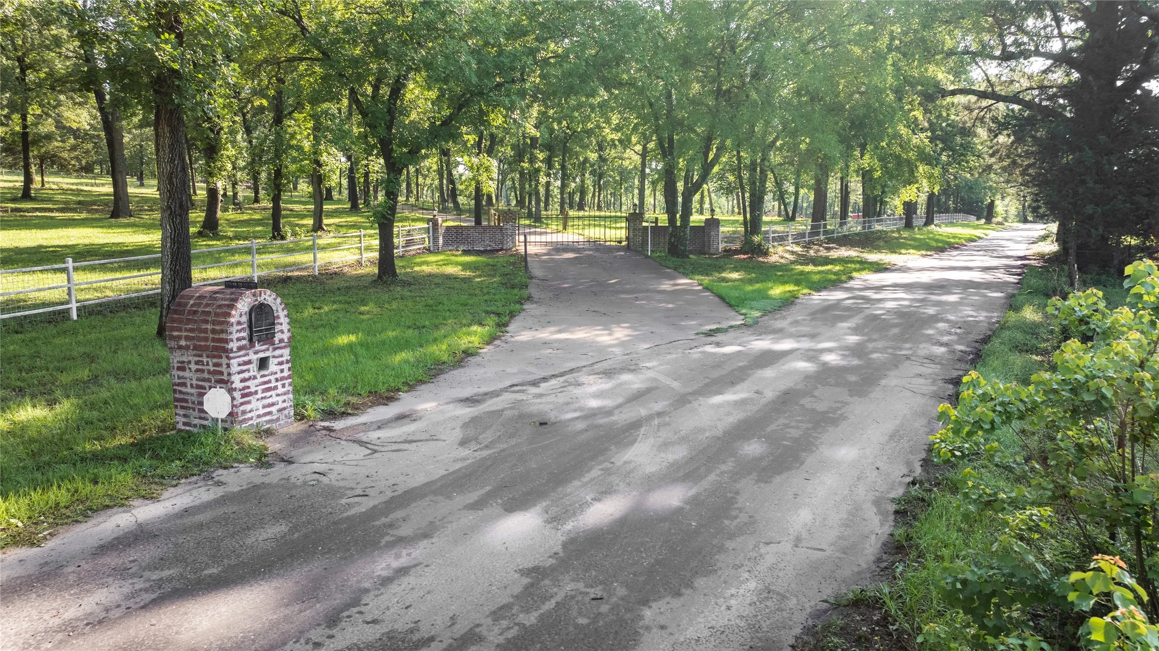 Farm For Sale in Anderson County , 231 An County Road 2105, Palestine, Texas 75801, 3 Bedroom, 3 Bathroom, 2 Garage spaces, 3,355 Sqft, built in 1994, mls#21261041, Real Estate Agent in Palestine, Homes For Sale in Anderson county, Homes For Sale in Palestine, Realtor in Palestine Texas, Real Estate Brokerage Independent Realty Texas, Luminita Cordes Realtor