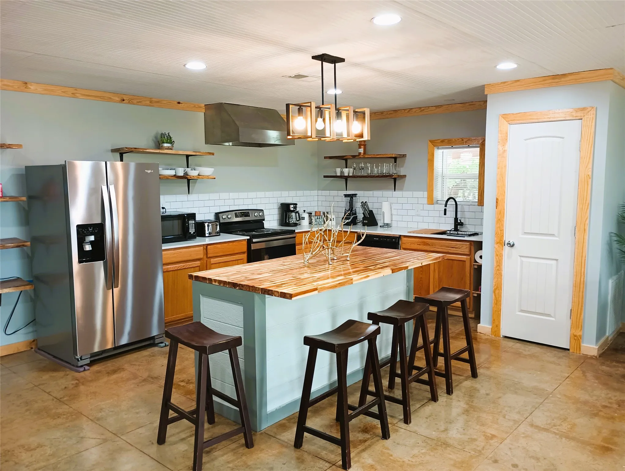 Farm For Sale in Anderson County , 231 An County Road 2105, Palestine, Texas 75801, 3 Bedroom, 3 Bathroom, 2 Garage spaces, 3,355 Sqft, built in 1994, mls#21261041, Real Estate Agent in Palestine, Homes For Sale in Anderson county, Homes For Sale in Palestine, Realtor in Palestine Texas, Real Estate Brokerage Independent Realty Texas, Luminita Cordes Realtor