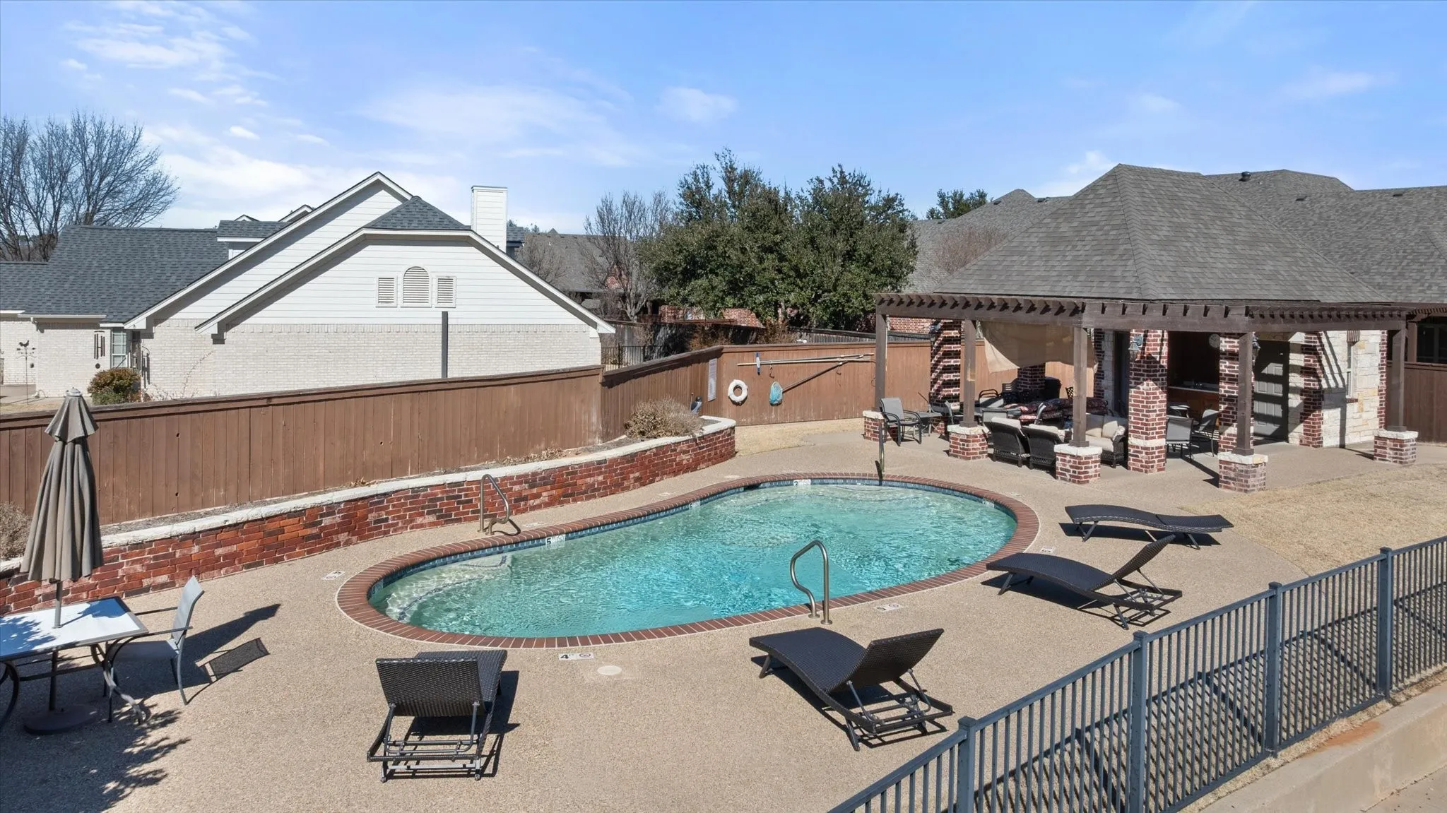 Townhouse For Sale in Hood County , 703 N Avalon Court, Granbury, Texas 76048, 3 Bedroom, 2 Bathroom, 2 Garage spaces, 1,974 Sqft, built in 2000, mls#21271570, Real Estate Agent in Granbury, Homes For Sale in Hood county, Homes For Sale in Granbury, Realtor in Granbury Texas, Real Estate Brokerage Independent Realty Texas, Luminita Cordes Realtor