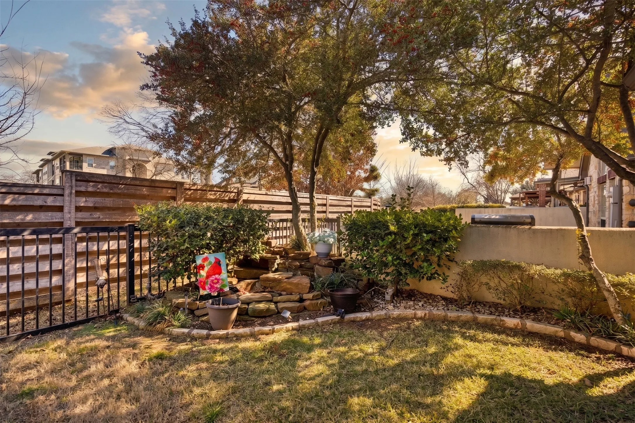 Townhouse For Sale in Hood County , 703 N Avalon Court, Granbury, Texas 76048, 3 Bedroom, 2 Bathroom, 2 Garage spaces, 1,974 Sqft, built in 2000, mls#21271570, Real Estate Agent in Granbury, Homes For Sale in Hood county, Homes For Sale in Granbury, Realtor in Granbury Texas, Real Estate Brokerage Independent Realty Texas, Luminita Cordes Realtor