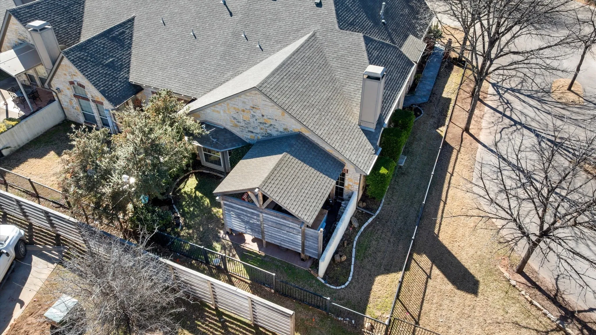 Townhouse For Sale in Hood County , 703 N Avalon Court, Granbury, Texas 76048, 3 Bedroom, 2 Bathroom, 2 Garage spaces, 1,974 Sqft, built in 2000, mls#21271570, Real Estate Agent in Granbury, Homes For Sale in Hood county, Homes For Sale in Granbury, Realtor in Granbury Texas, Real Estate Brokerage Independent Realty Texas, Luminita Cordes Realtor