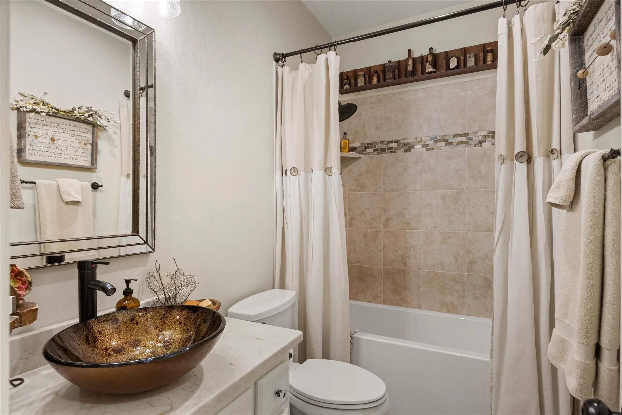Townhouse For Sale in Hood County , 703 N Avalon Court, Granbury, Texas 76048, 3 Bedroom, 2 Bathroom, 2 Garage spaces, 1,974 Sqft, built in 2000, mls#21271570, Real Estate Agent in Granbury, Homes For Sale in Hood county, Homes For Sale in Granbury, Realtor in Granbury Texas, Real Estate Brokerage Independent Realty Texas, Luminita Cordes Realtor