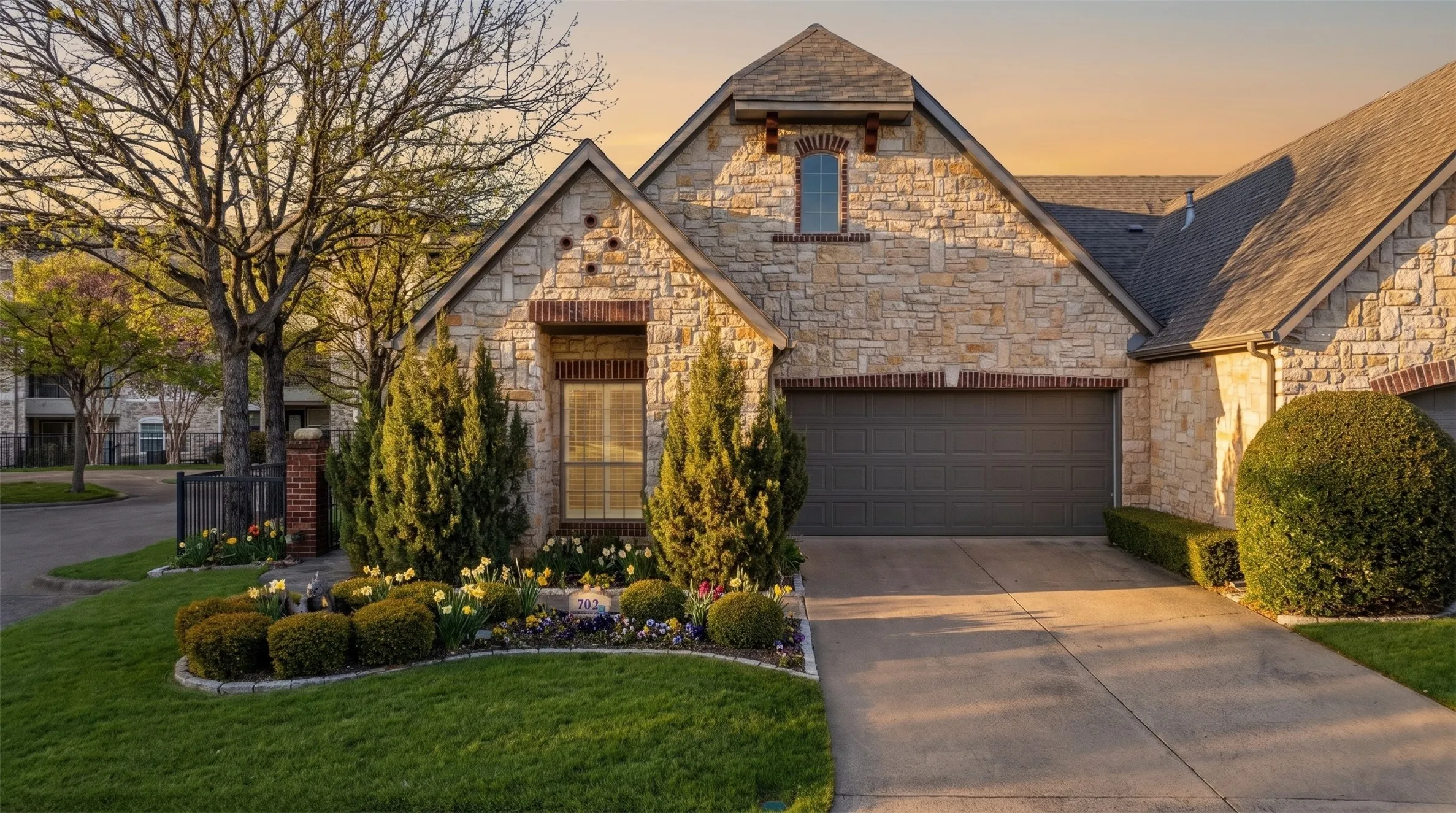 Townhouse For Sale in Hood County , 703 N Avalon Court, Granbury, Texas 76048, 3 Bedroom, 2 Bathroom, 2 Garage spaces, 1,974 Sqft, built in 2000, mls#21271570, Real Estate Agent in Granbury, Homes For Sale in Hood county, Homes For Sale in Granbury, Realtor in Granbury Texas, Real Estate Brokerage Independent Realty Texas, Luminita Cordes Realtor