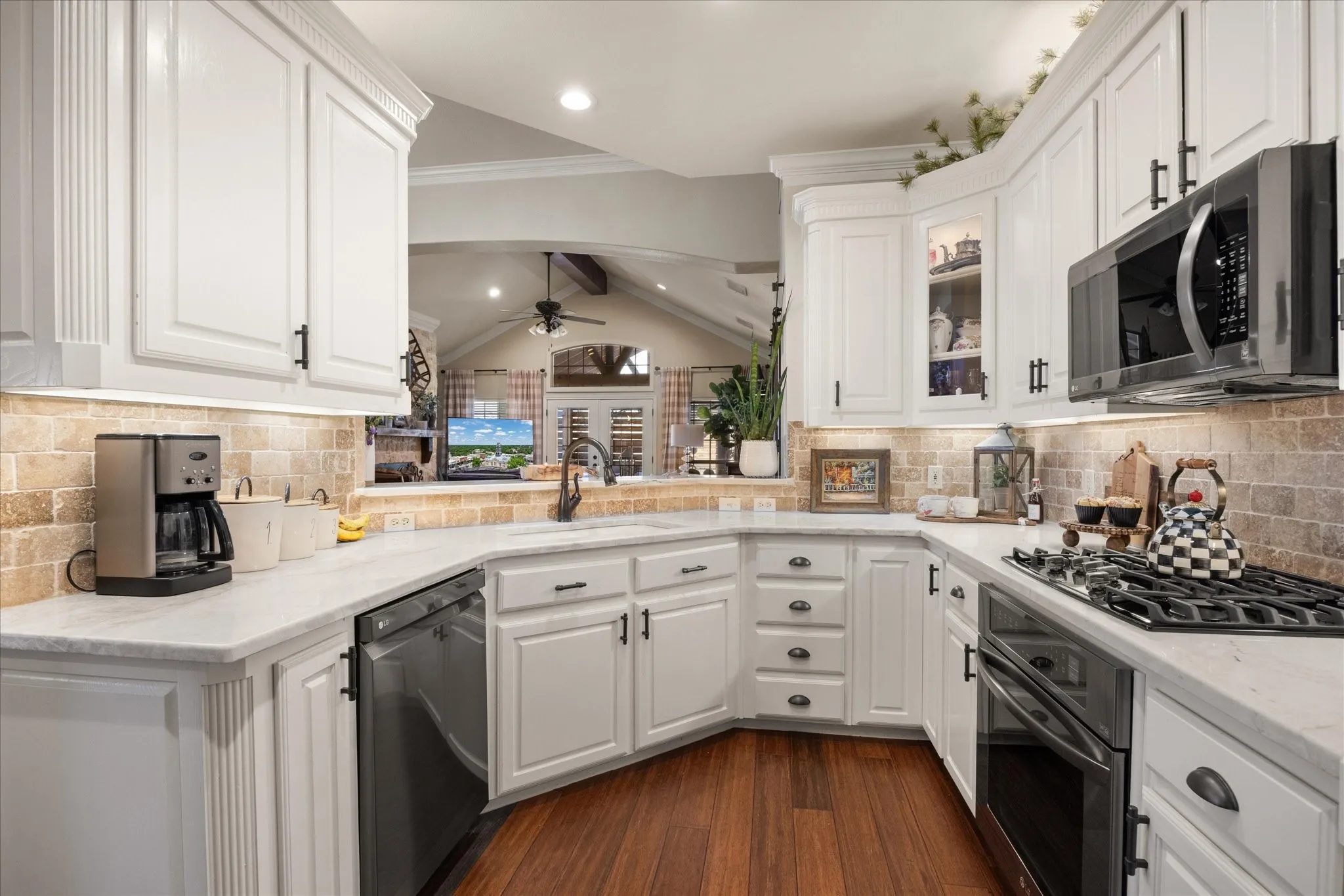 Townhouse For Sale in Hood County , 703 N Avalon Court, Granbury, Texas 76048, 3 Bedroom, 2 Bathroom, 2 Garage spaces, 1,974 Sqft, built in 2000, mls#21271570, Real Estate Agent in Granbury, Homes For Sale in Hood county, Homes For Sale in Granbury, Realtor in Granbury Texas, Real Estate Brokerage Independent Realty Texas, Luminita Cordes Realtor