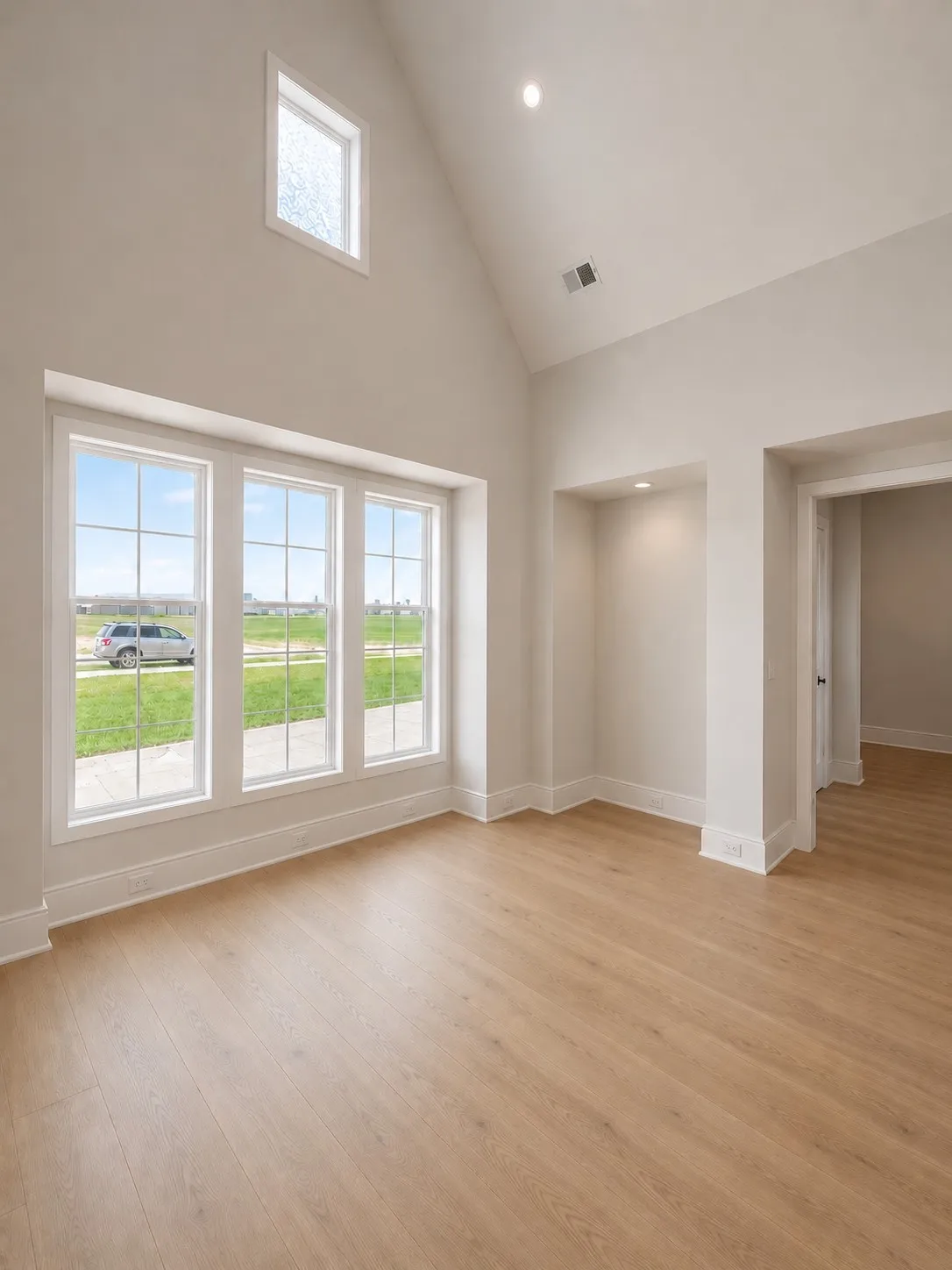 Images shown are for illustrative purposes & do not accurately depict features, finishes, or layout. Variations in design materials & specifications may occur.