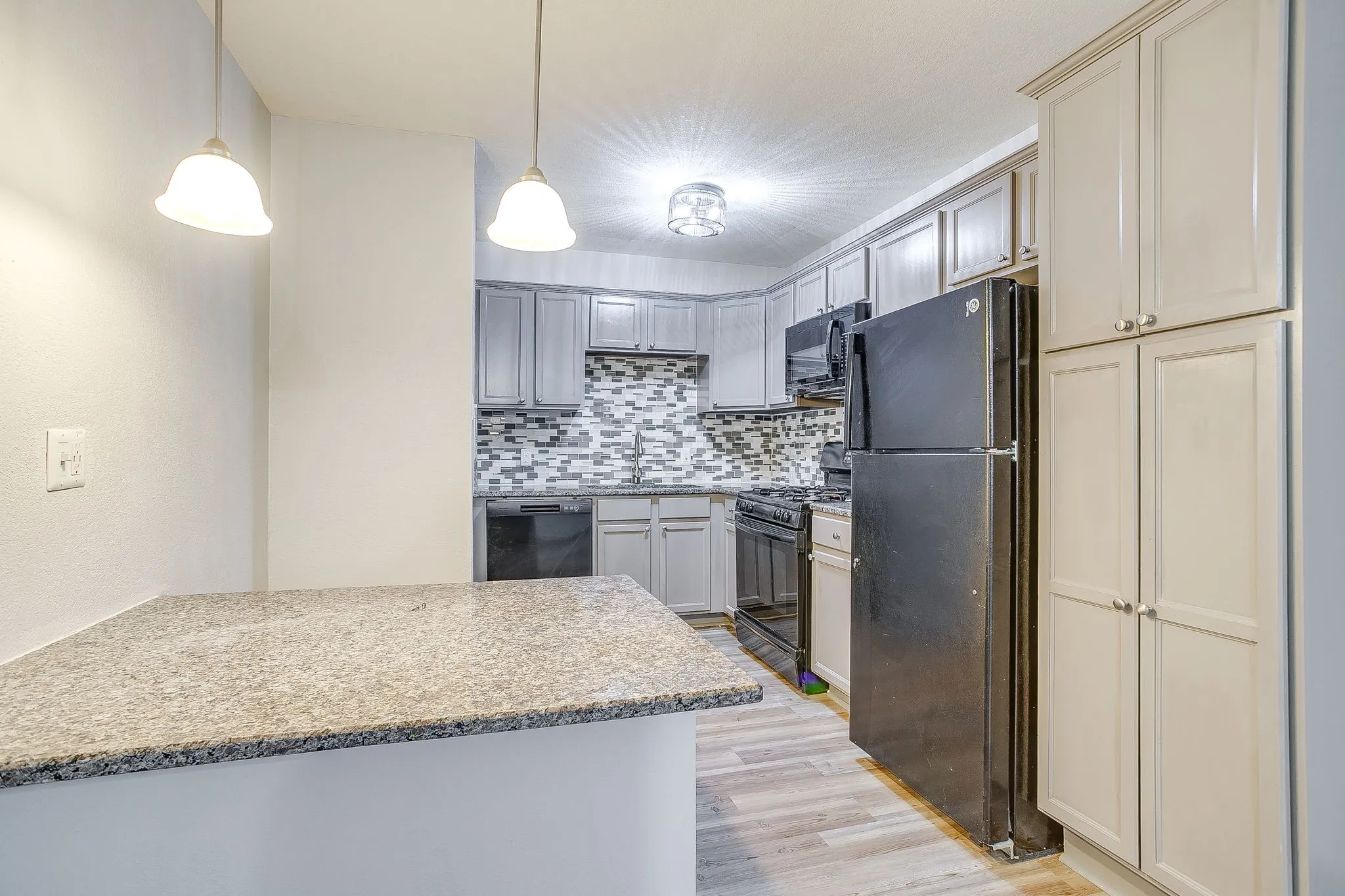 Apartment For Rent in Tarrant County , 3870 Tulsa Way 23, Fort Worth, Texas 76107, 2 Bedroom, 1 Bathroom, Garage spaces, 1,000 Sqft, built in 1962, mls#21269198, Real Estate Agent in Fort Worth, Homes For Rent in Tarrant county, Homes For Rent in Fort Worth, Realtor in Fort Worth Texas, Real Estate Brokerage Independent Realty Texas, Luminita Cordes Realtor