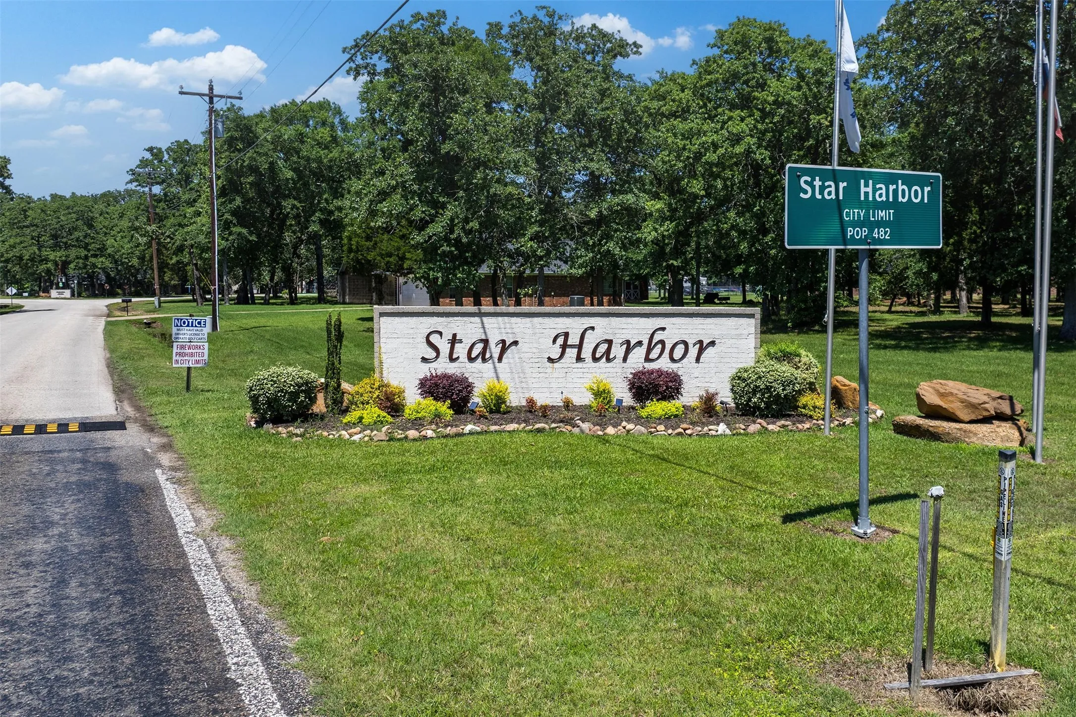 Single Family Residence For Sale in Henderson County , 49 Westview Circle, Star Harbor, Texas 75148, 3 Bedroom, 2 Bathroom, 2 Garage spaces, 1,524 Sqft, built in 2016, mls#21267717, Real Estate Agent in Star Harbor, Homes For Sale in Henderson county, Homes For Sale in Star Harbor, Realtor in Star Harbor Texas, Real Estate Brokerage Independent Realty Texas, Luminita Cordes Realtor