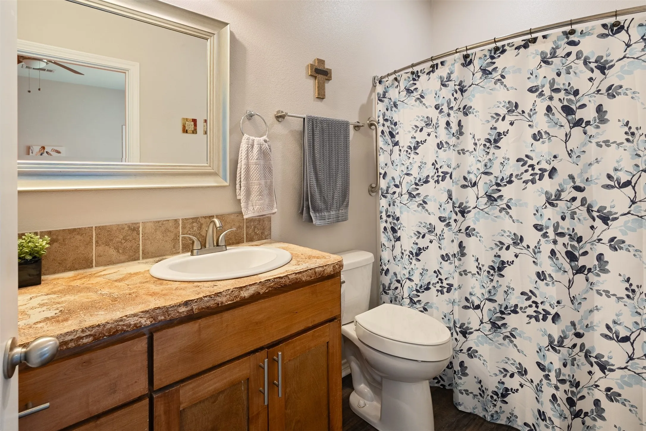 Single Family Residence For Sale in Henderson County , 49 Westview Circle, Star Harbor, Texas 75148, 3 Bedroom, 2 Bathroom, 2 Garage spaces, 1,524 Sqft, built in 2016, mls#21267717, Real Estate Agent in Star Harbor, Homes For Sale in Henderson county, Homes For Sale in Star Harbor, Realtor in Star Harbor Texas, Real Estate Brokerage Independent Realty Texas, Luminita Cordes Realtor