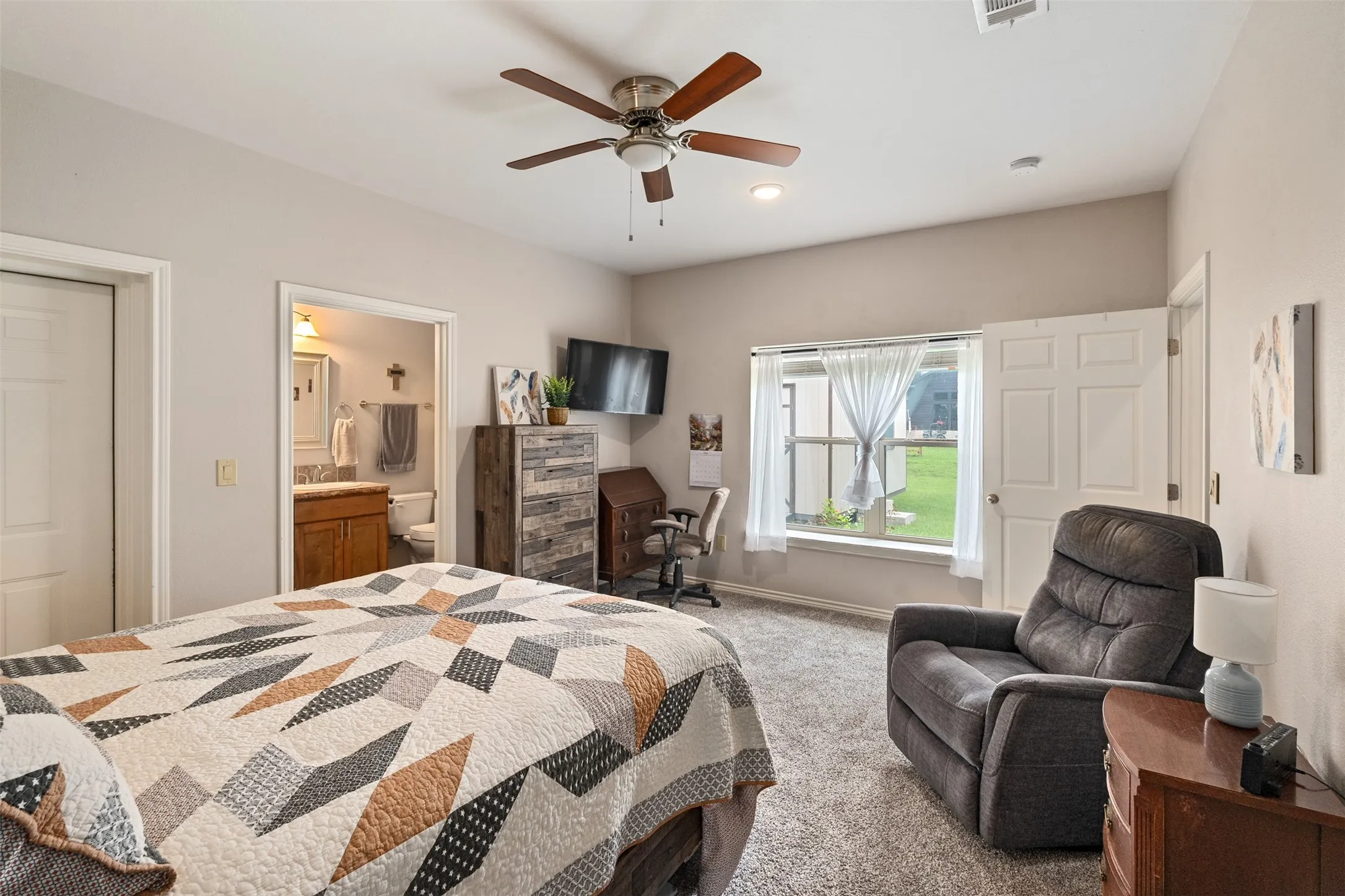 Single Family Residence For Sale in Henderson County , 49 Westview Circle, Star Harbor, Texas 75148, 3 Bedroom, 2 Bathroom, 2 Garage spaces, 1,524 Sqft, built in 2016, mls#21267717, Real Estate Agent in Star Harbor, Homes For Sale in Henderson county, Homes For Sale in Star Harbor, Realtor in Star Harbor Texas, Real Estate Brokerage Independent Realty Texas, Luminita Cordes Realtor