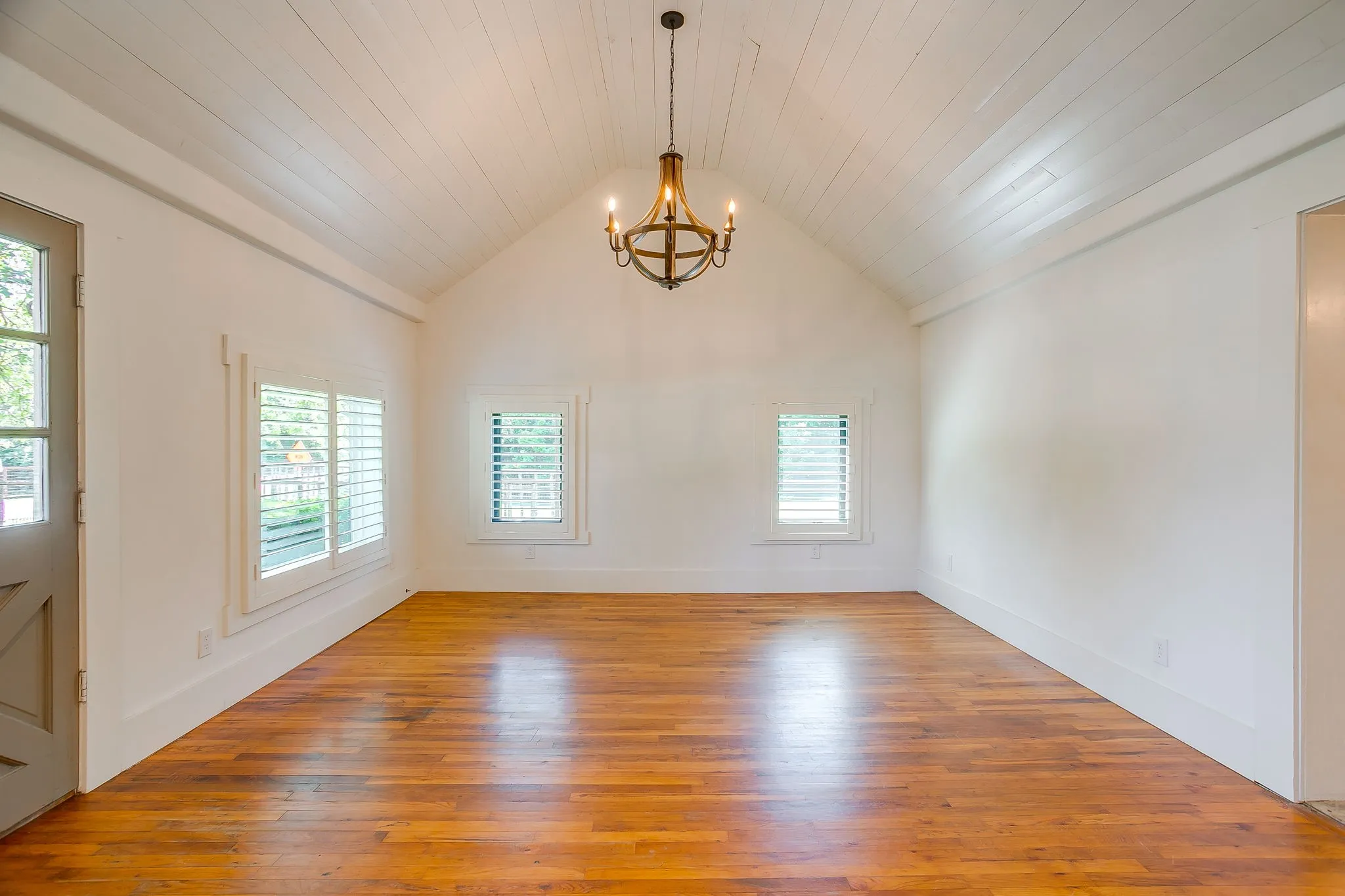 Single Family Residence For Sale in Hood County , 606 E Moore Street, Granbury, Texas 76048, 2 Bedrooms, 1 Bathroom, 1 Garage spaces, 966 Sqft, built in 1942, Price $380,000, mls#21268018, Real Estate Agent in Granbury, Homes For Sale in Hood county, Homes For Sale in Granbury, Realtor in Granbury Texas, Real Estate Brokerage Independent Realty Texas, Luminita Cordes Realtor
