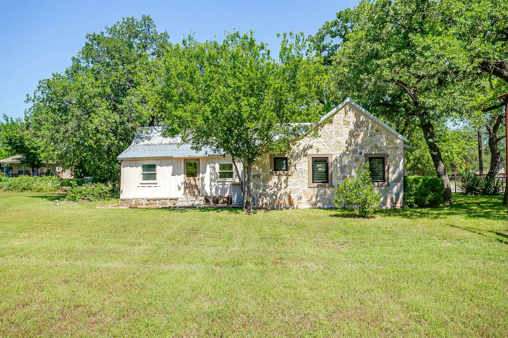 Single Family Residence For Sale in Hood County , 606 E Moore Street, Granbury, Texas 76048, 2 Bedrooms, 1 Bathroom, 1 Garage spaces, 966 Sqft, built in 1942, Price $380,000, mls#21268018, Real Estate Agent in Granbury, Homes For Sale in Hood county, Homes For Sale in Granbury, Realtor in Granbury Texas, Real Estate Brokerage Independent Realty Texas, Luminita Cordes Realtor