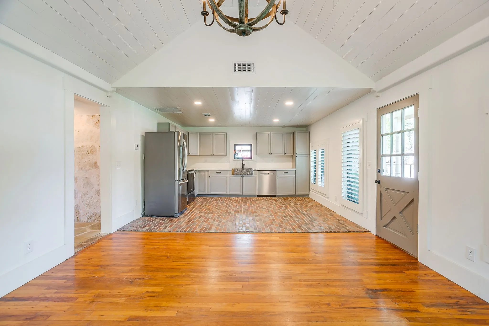 Single Family Residence For Sale in Hood County , 606 E Moore Street, Granbury, Texas 76048, 2 Bedrooms, 1 Bathroom, 1 Garage spaces, 966 Sqft, built in 1942, Price $380,000, mls#21268018, Real Estate Agent in Granbury, Homes For Sale in Hood county, Homes For Sale in Granbury, Realtor in Granbury Texas, Real Estate Brokerage Independent Realty Texas, Luminita Cordes Realtor