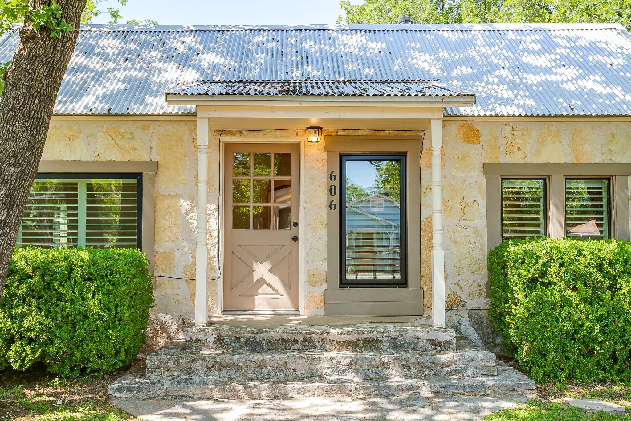 Single Family Residence For Sale in Hood County , 606 E Moore Street, Granbury, Texas 76048, 2 Bedrooms, 1 Bathroom, 1 Garage spaces, 966 Sqft, built in 1942, Price $380,000, mls#21268018, Real Estate Agent in Granbury, Homes For Sale in Hood county, Homes For Sale in Granbury, Realtor in Granbury Texas, Real Estate Brokerage Independent Realty Texas, Luminita Cordes Realtor