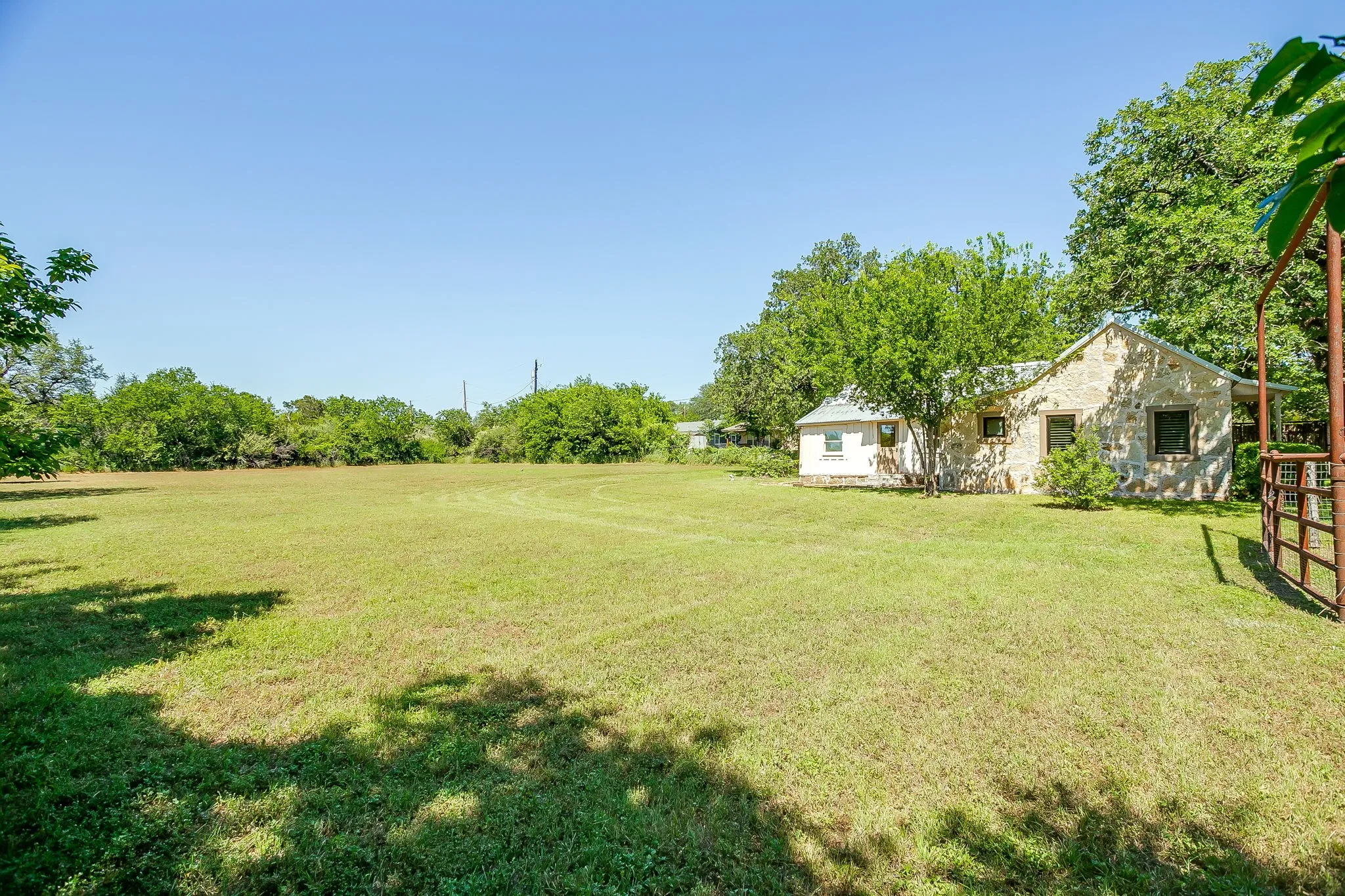 Single Family Residence For Sale in Hood County , 606 E Moore Street, Granbury, Texas 76048, 2 Bedrooms, 1 Bathroom, 1 Garage spaces, 966 Sqft, built in 1942, Price $380,000, mls#21268018, Real Estate Agent in Granbury, Homes For Sale in Hood county, Homes For Sale in Granbury, Realtor in Granbury Texas, Real Estate Brokerage Independent Realty Texas, Luminita Cordes Realtor