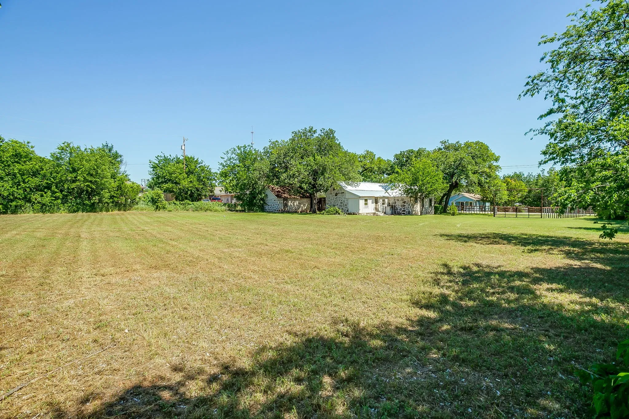 Single Family Residence For Sale in Hood County , 606 E Moore Street, Granbury, Texas 76048, 2 Bedrooms, 1 Bathroom, 1 Garage spaces, 966 Sqft, built in 1942, Price $380,000, mls#21268018, Real Estate Agent in Granbury, Homes For Sale in Hood county, Homes For Sale in Granbury, Realtor in Granbury Texas, Real Estate Brokerage Independent Realty Texas, Luminita Cordes Realtor