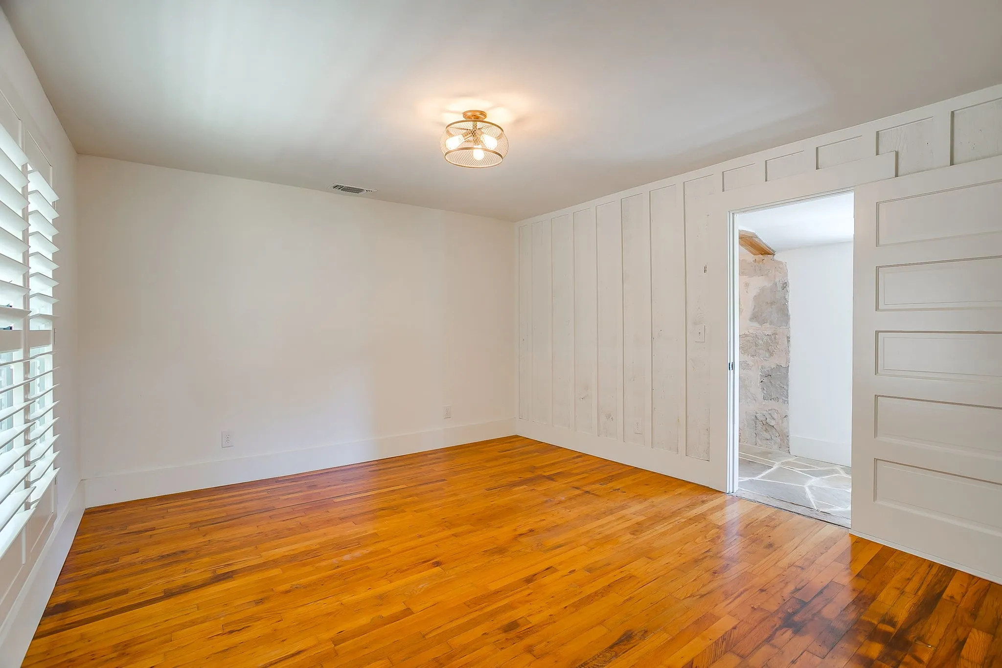 Single Family Residence For Sale in Hood County , 606 E Moore Street, Granbury, Texas 76048, 2 Bedrooms, 1 Bathroom, 1 Garage spaces, 966 Sqft, built in 1942, Price $380,000, mls#21268018, Real Estate Agent in Granbury, Homes For Sale in Hood county, Homes For Sale in Granbury, Realtor in Granbury Texas, Real Estate Brokerage Independent Realty Texas, Luminita Cordes Realtor