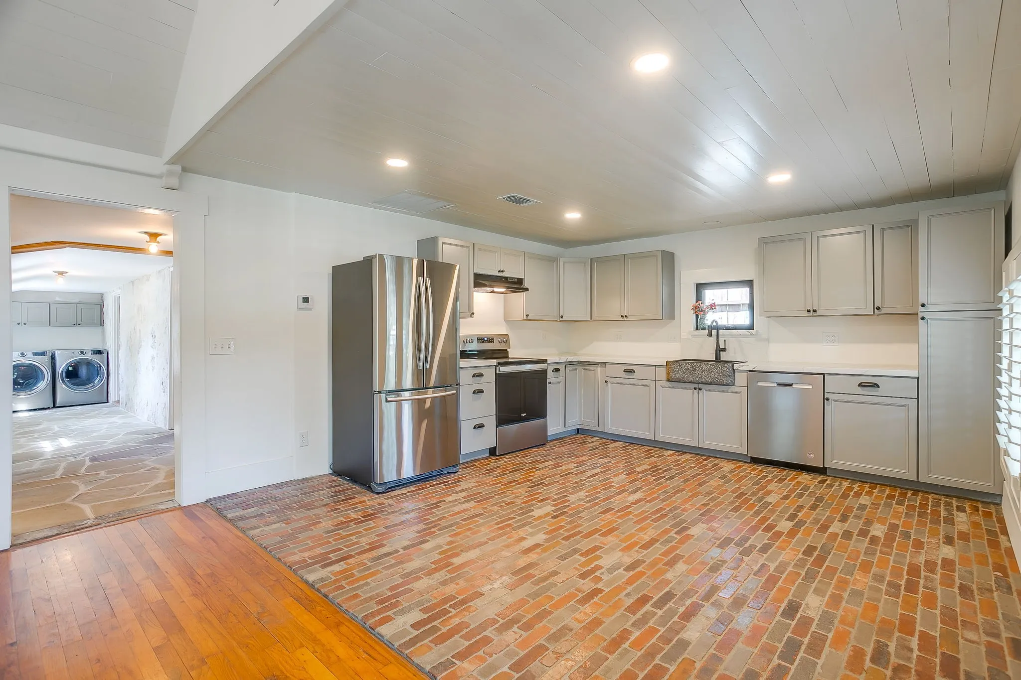 Single Family Residence For Sale in Hood County , 606 E Moore Street, Granbury, Texas 76048, 2 Bedrooms, 1 Bathroom, 1 Garage spaces, 966 Sqft, built in 1942, Price $380,000, mls#21268018, Real Estate Agent in Granbury, Homes For Sale in Hood county, Homes For Sale in Granbury, Realtor in Granbury Texas, Real Estate Brokerage Independent Realty Texas, Luminita Cordes Realtor