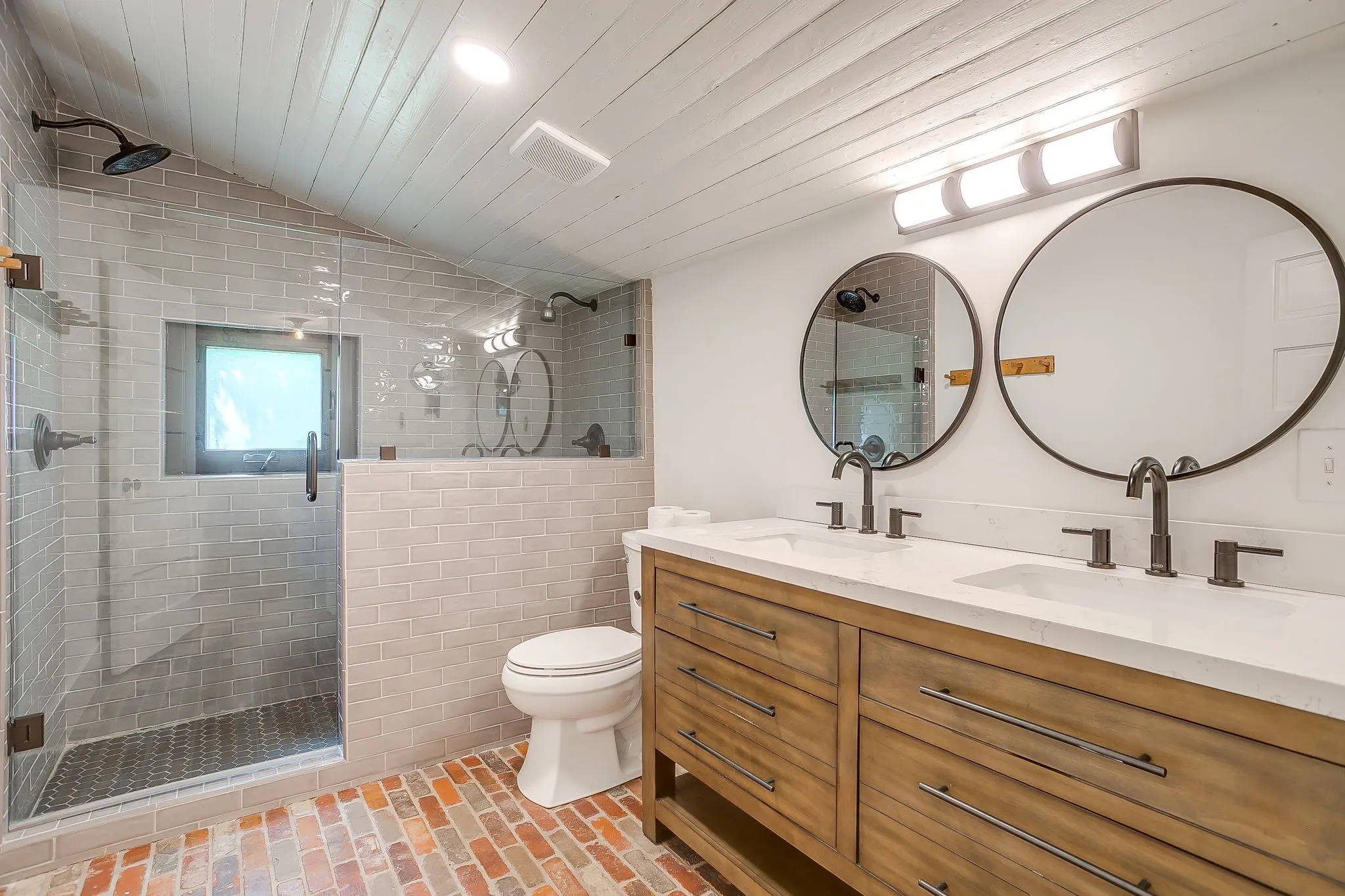 Single Family Residence For Sale in Hood County , 606 E Moore Street, Granbury, Texas 76048, 2 Bedrooms, 1 Bathroom, 1 Garage spaces, 966 Sqft, built in 1942, Price $380,000, mls#21268018, Real Estate Agent in Granbury, Homes For Sale in Hood county, Homes For Sale in Granbury, Realtor in Granbury Texas, Real Estate Brokerage Independent Realty Texas, Luminita Cordes Realtor