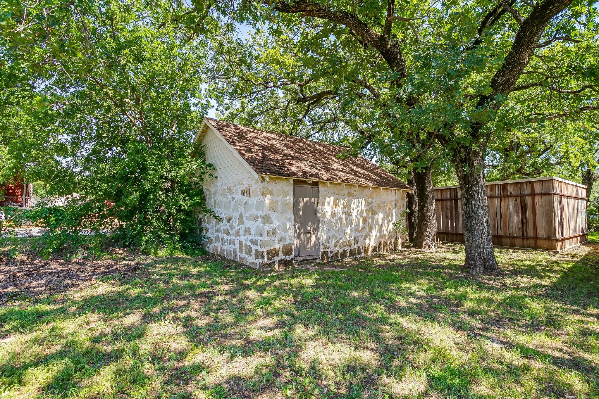 Single Family Residence For Sale in Hood County , 606 E Moore Street, Granbury, Texas 76048, 2 Bedrooms, 1 Bathroom, 1 Garage spaces, 966 Sqft, built in 1942, Price $380,000, mls#21268018, Real Estate Agent in Granbury, Homes For Sale in Hood county, Homes For Sale in Granbury, Realtor in Granbury Texas, Real Estate Brokerage Independent Realty Texas, Luminita Cordes Realtor
