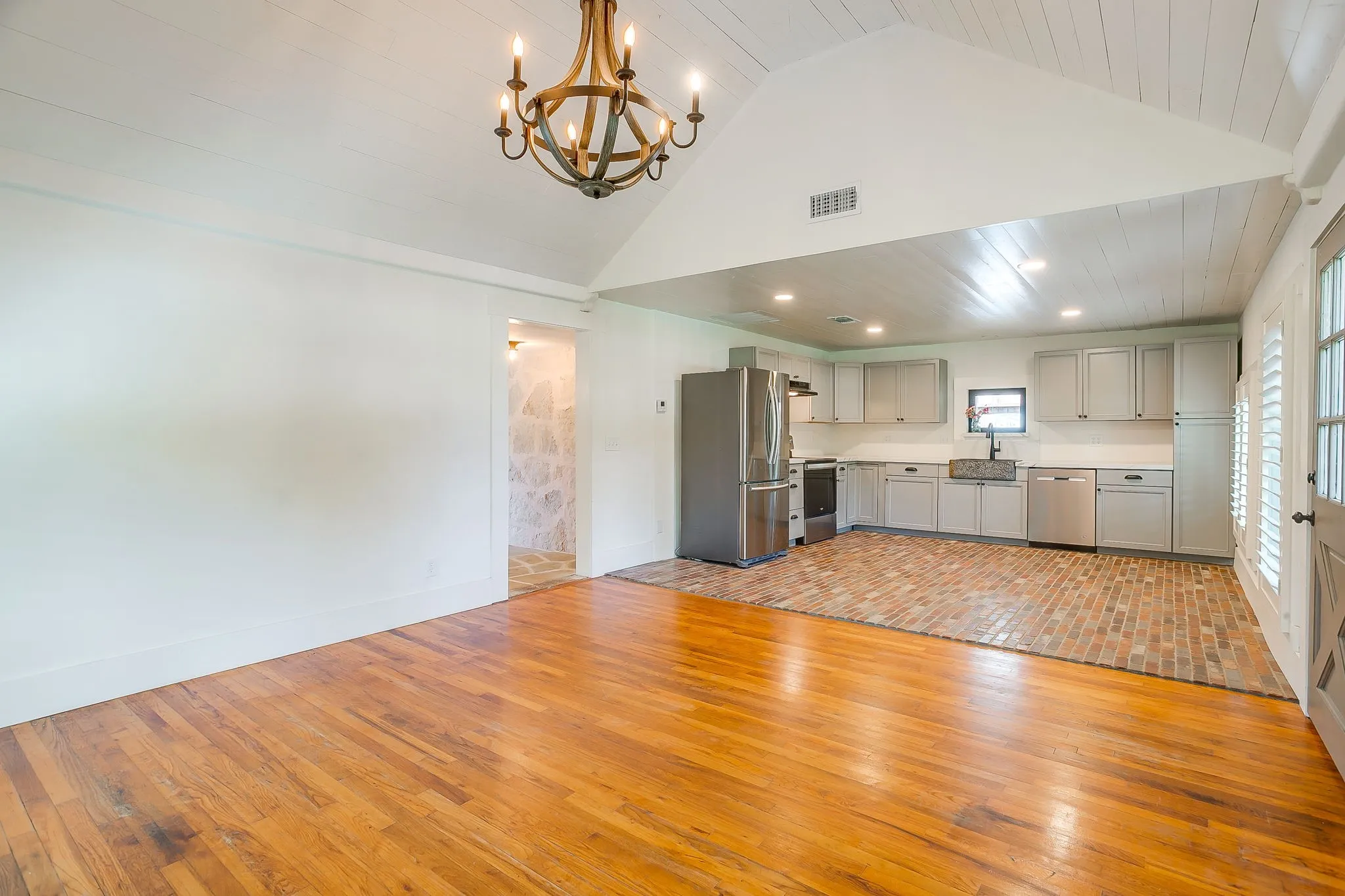 Single Family Residence For Sale in Hood County , 606 E Moore Street, Granbury, Texas 76048, 2 Bedrooms, 1 Bathroom, 1 Garage spaces, 966 Sqft, built in 1942, Price $380,000, mls#21268018, Real Estate Agent in Granbury, Homes For Sale in Hood county, Homes For Sale in Granbury, Realtor in Granbury Texas, Real Estate Brokerage Independent Realty Texas, Luminita Cordes Realtor