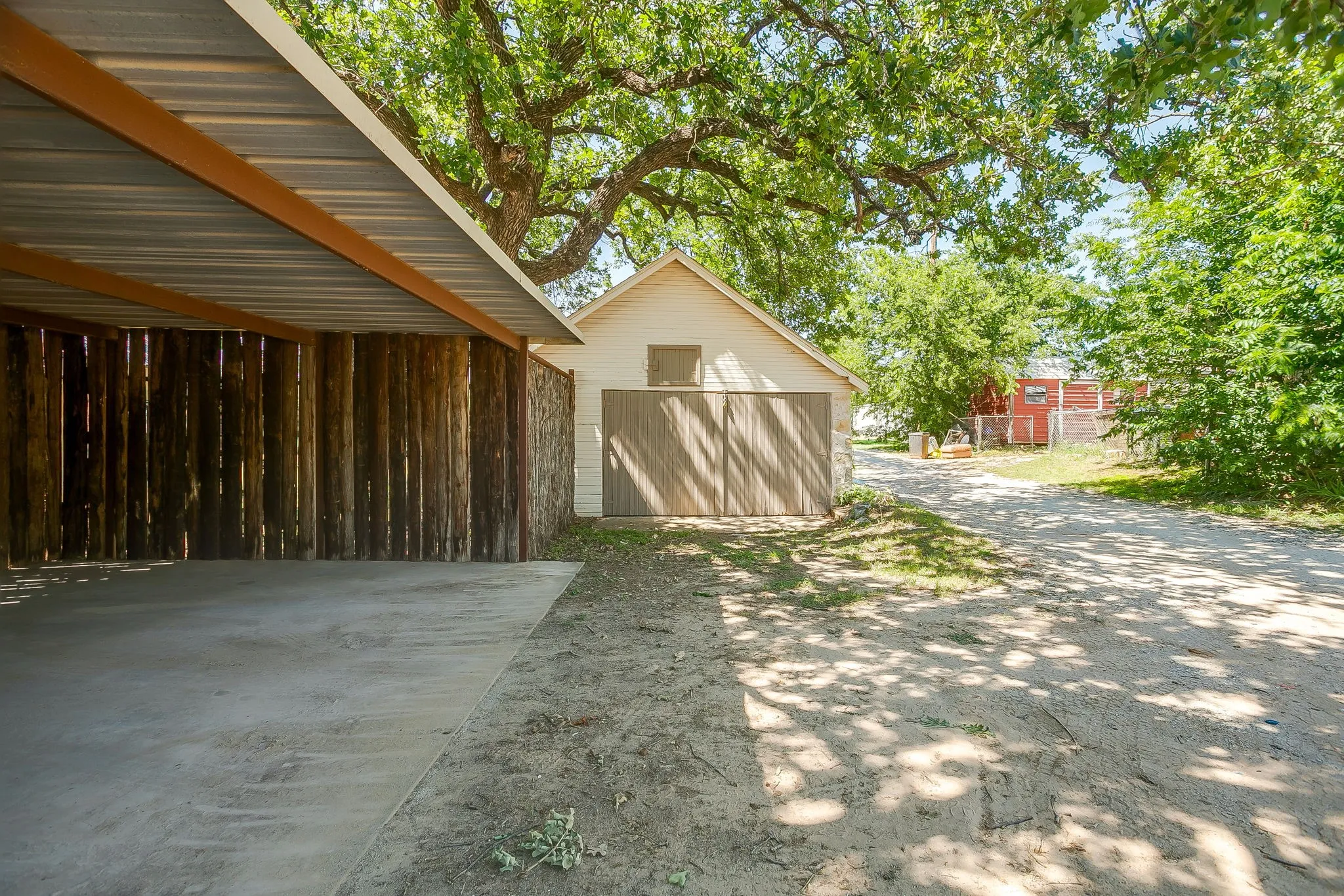 Single Family Residence For Sale in Hood County , 606 E Moore Street, Granbury, Texas 76048, 2 Bedrooms, 1 Bathroom, 1 Garage spaces, 966 Sqft, built in 1942, Price $380,000, mls#21268018, Real Estate Agent in Granbury, Homes For Sale in Hood county, Homes For Sale in Granbury, Realtor in Granbury Texas, Real Estate Brokerage Independent Realty Texas, Luminita Cordes Realtor