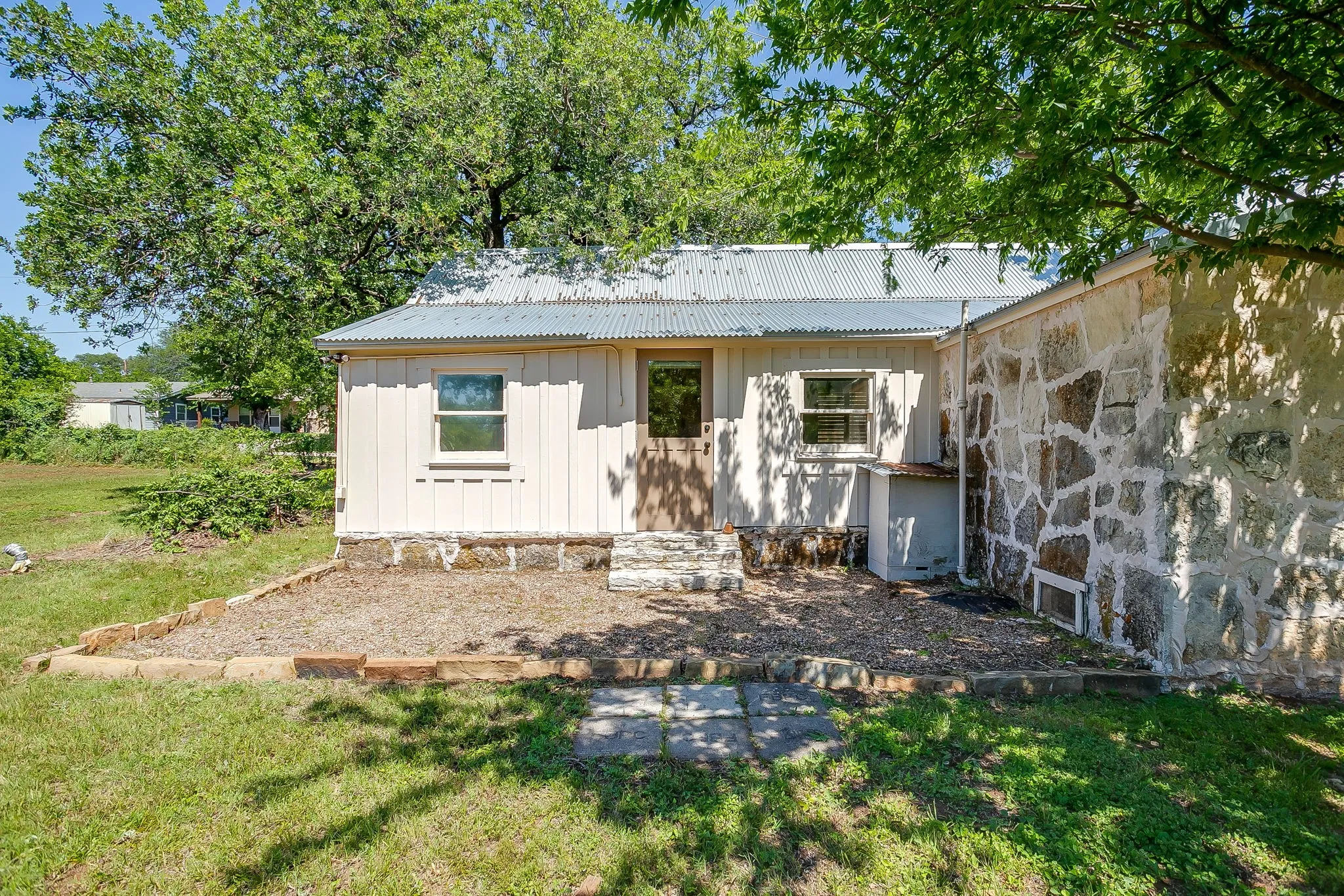 Single Family Residence For Sale in Hood County , 606 E Moore Street, Granbury, Texas 76048, 2 Bedrooms, 1 Bathroom, 1 Garage spaces, 966 Sqft, built in 1942, Price $380,000, mls#21268018, Real Estate Agent in Granbury, Homes For Sale in Hood county, Homes For Sale in Granbury, Realtor in Granbury Texas, Real Estate Brokerage Independent Realty Texas, Luminita Cordes Realtor