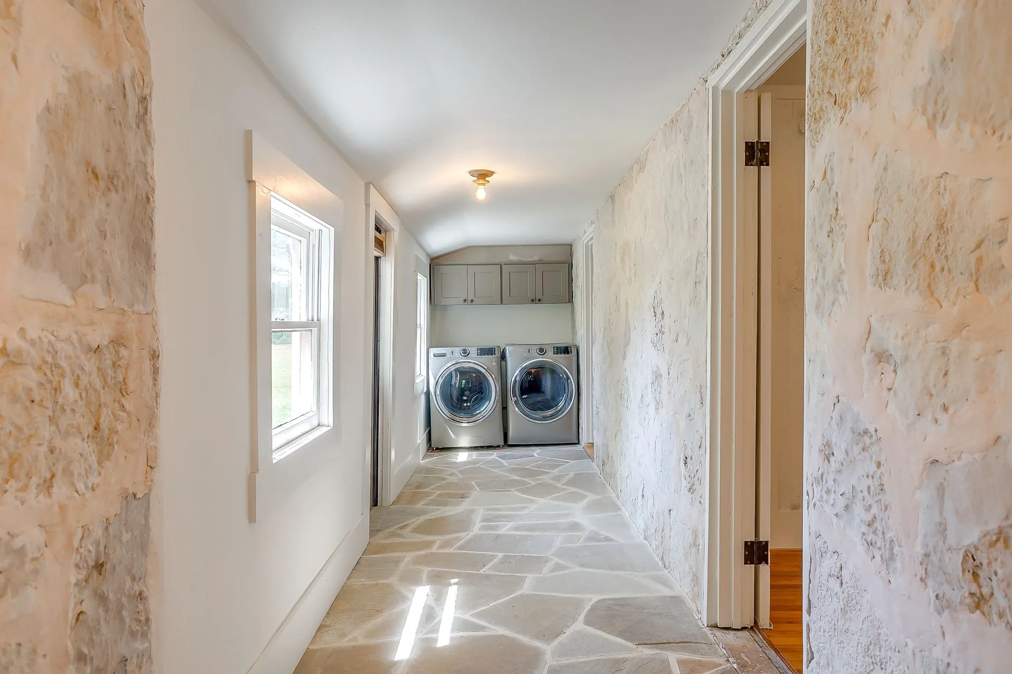 Single Family Residence For Sale in Hood County , 606 E Moore Street, Granbury, Texas 76048, 2 Bedrooms, 1 Bathroom, 1 Garage spaces, 966 Sqft, built in 1942, Price $380,000, mls#21268018, Real Estate Agent in Granbury, Homes For Sale in Hood county, Homes For Sale in Granbury, Realtor in Granbury Texas, Real Estate Brokerage Independent Realty Texas, Luminita Cordes Realtor