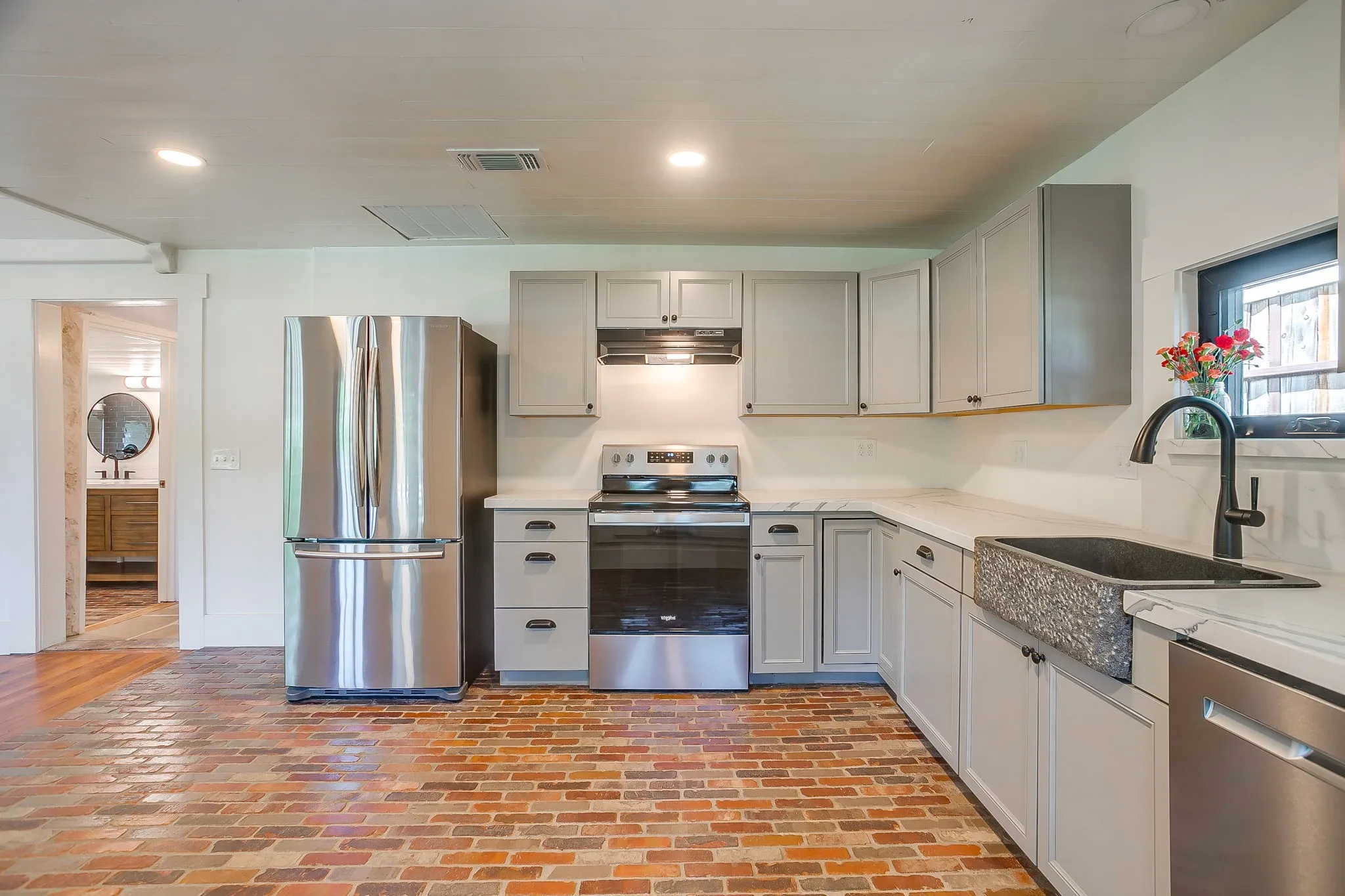 Single Family Residence For Sale in Hood County , 606 E Moore Street, Granbury, Texas 76048, 2 Bedrooms, 1 Bathroom, 1 Garage spaces, 966 Sqft, built in 1942, Price $380,000, mls#21268018, Real Estate Agent in Granbury, Homes For Sale in Hood county, Homes For Sale in Granbury, Realtor in Granbury Texas, Real Estate Brokerage Independent Realty Texas, Luminita Cordes Realtor