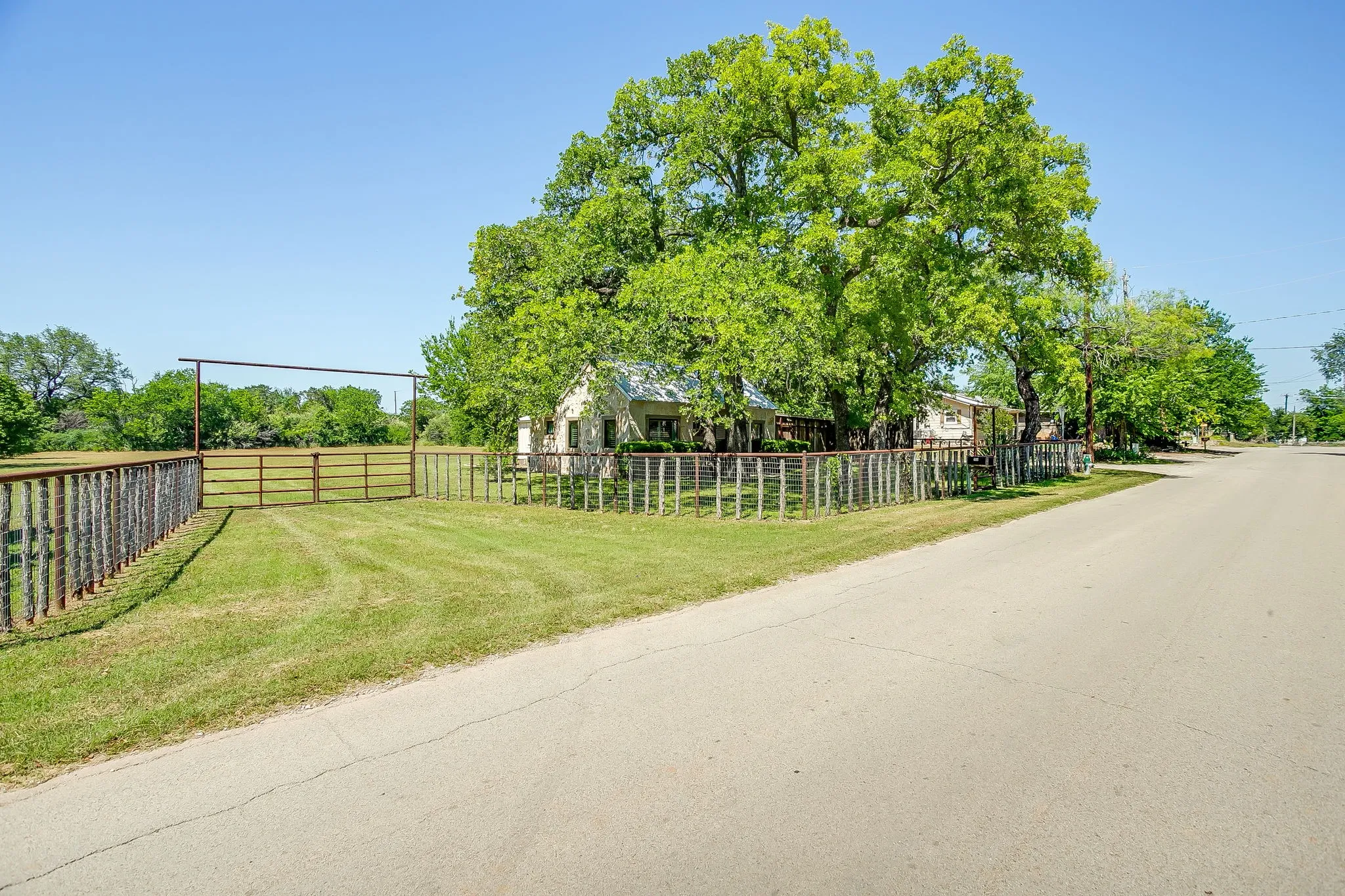 Single Family Residence For Sale in Hood County , 606 E Moore Street, Granbury, Texas 76048, 2 Bedrooms, 1 Bathroom, 1 Garage spaces, 966 Sqft, built in 1942, Price $380,000, mls#21268018, Real Estate Agent in Granbury, Homes For Sale in Hood county, Homes For Sale in Granbury, Realtor in Granbury Texas, Real Estate Brokerage Independent Realty Texas, Luminita Cordes Realtor