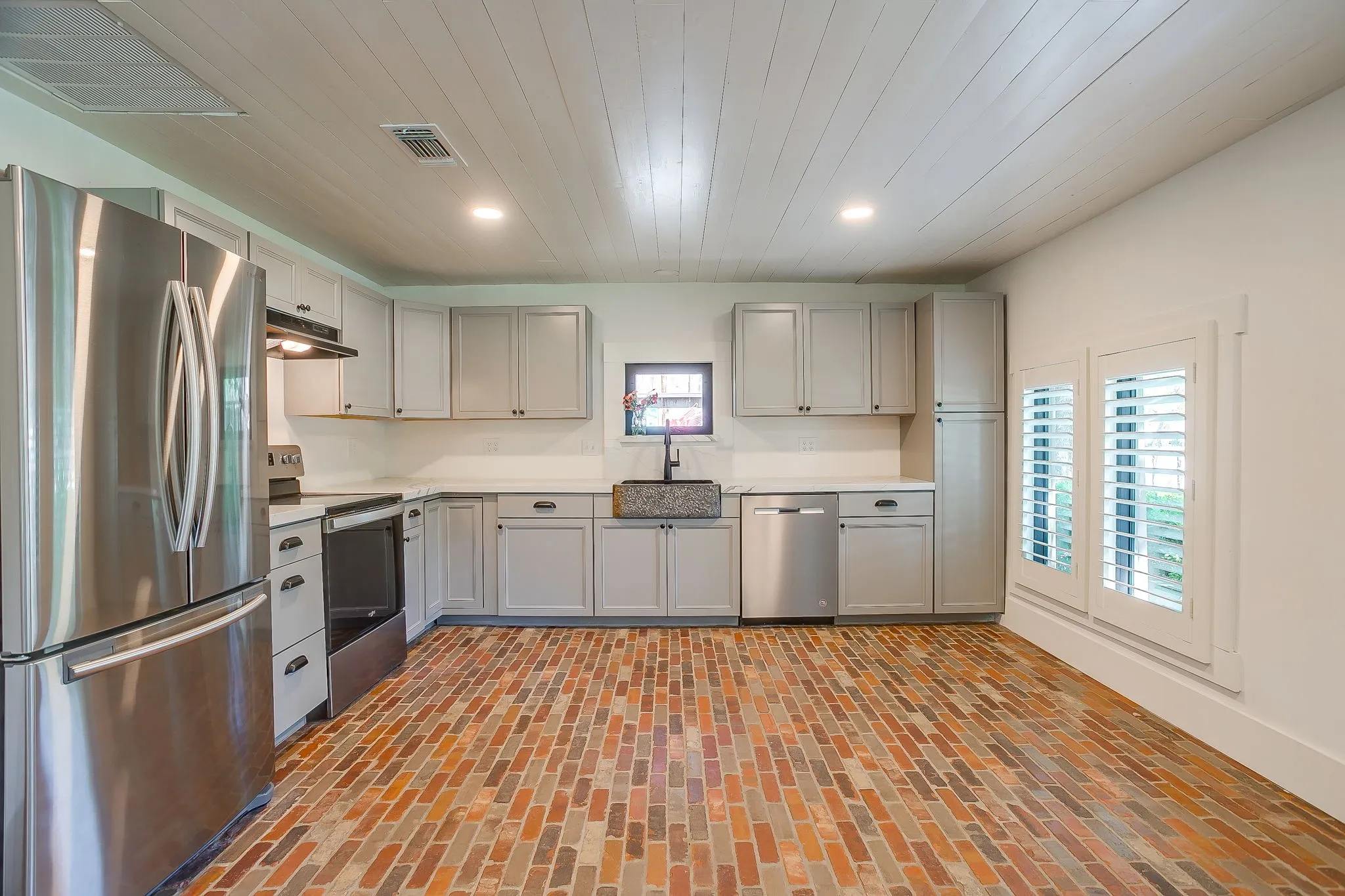 Single Family Residence For Sale in Hood County , 606 E Moore Street, Granbury, Texas 76048, 2 Bedrooms, 1 Bathroom, 1 Garage spaces, 966 Sqft, built in 1942, Price $380,000, mls#21268018, Real Estate Agent in Granbury, Homes For Sale in Hood county, Homes For Sale in Granbury, Realtor in Granbury Texas, Real Estate Brokerage Independent Realty Texas, Luminita Cordes Realtor