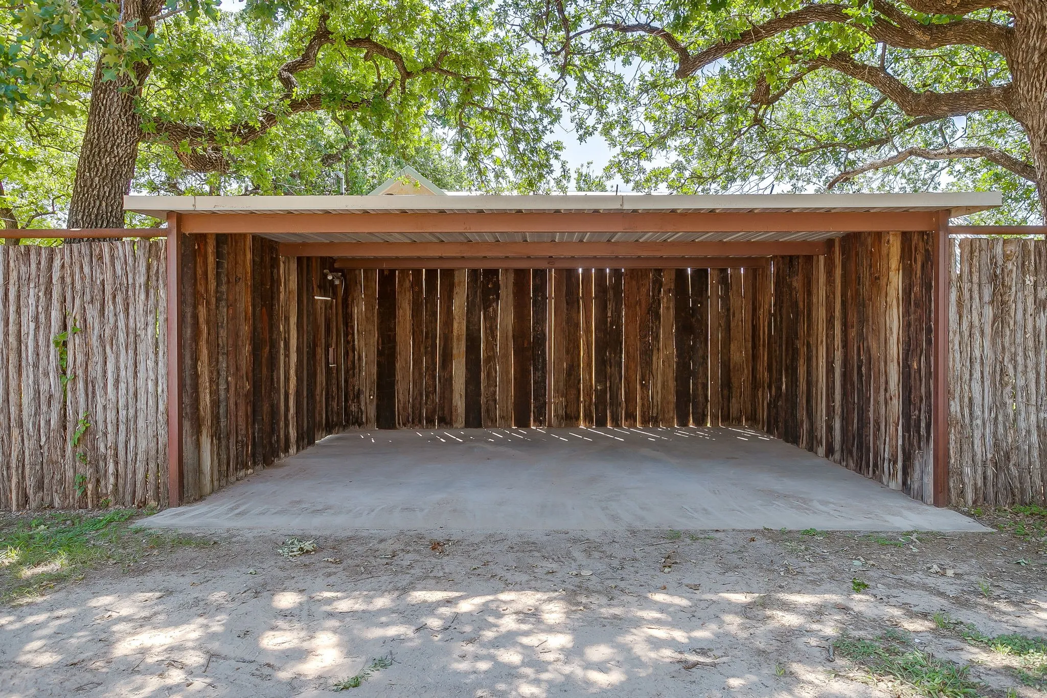 Single Family Residence For Sale in Hood County , 606 E Moore Street, Granbury, Texas 76048, 2 Bedrooms, 1 Bathroom, 1 Garage spaces, 966 Sqft, built in 1942, Price $380,000, mls#21268018, Real Estate Agent in Granbury, Homes For Sale in Hood county, Homes For Sale in Granbury, Realtor in Granbury Texas, Real Estate Brokerage Independent Realty Texas, Luminita Cordes Realtor
