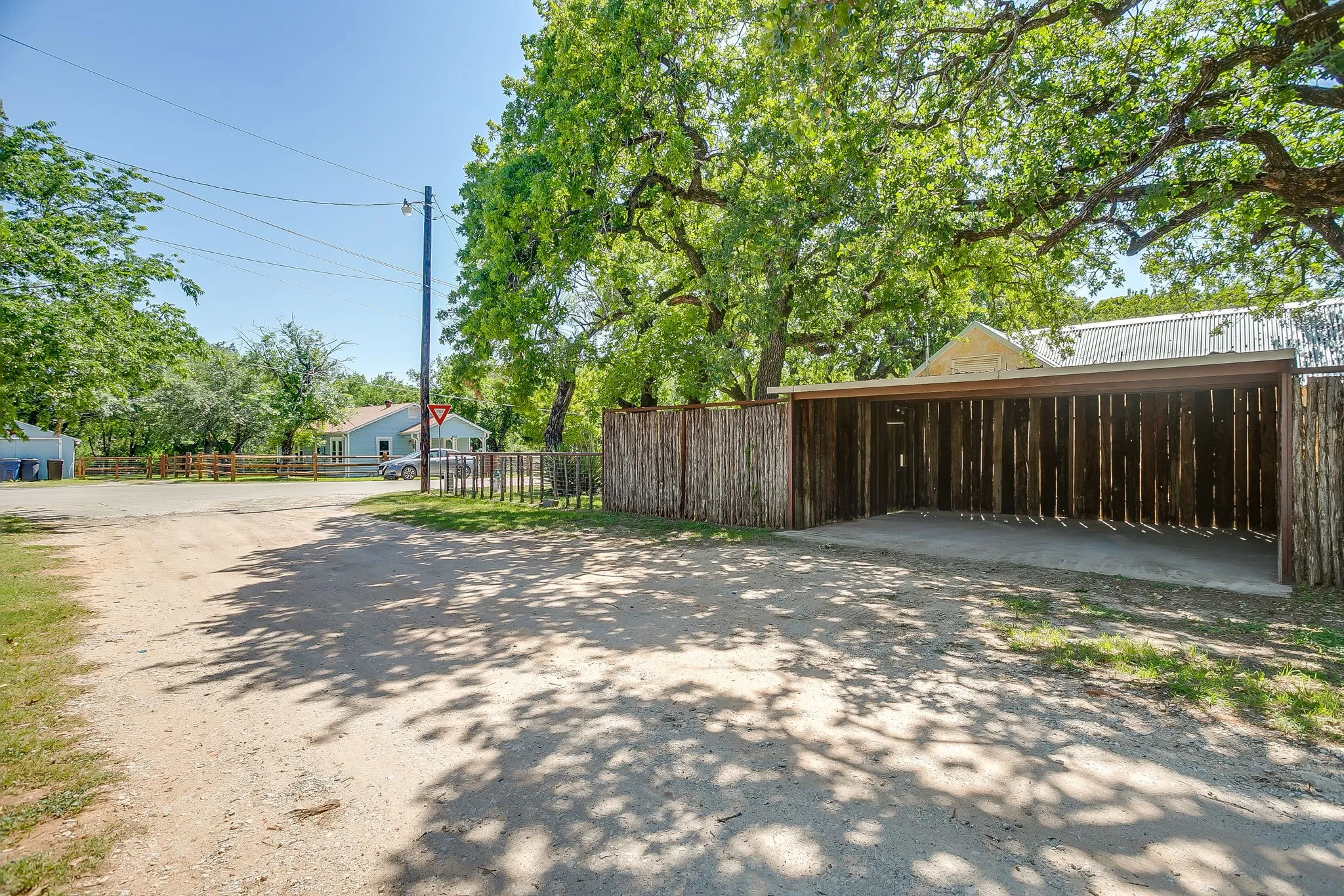 Single Family Residence For Sale in Hood County , 606 E Moore Street, Granbury, Texas 76048, 2 Bedrooms, 1 Bathroom, 1 Garage spaces, 966 Sqft, built in 1942, Price $380,000, mls#21268018, Real Estate Agent in Granbury, Homes For Sale in Hood county, Homes For Sale in Granbury, Realtor in Granbury Texas, Real Estate Brokerage Independent Realty Texas, Luminita Cordes Realtor