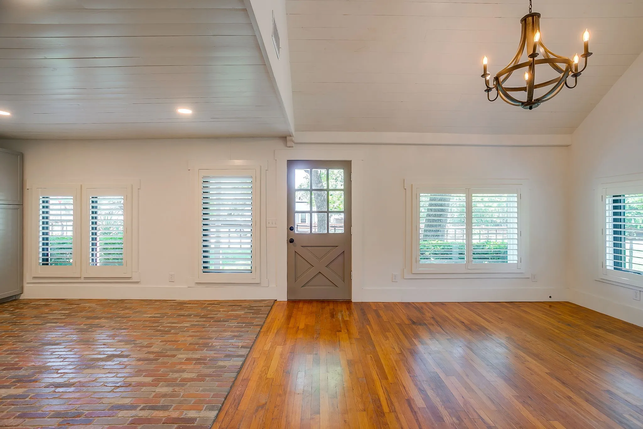 Single Family Residence For Sale in Hood County , 606 E Moore Street, Granbury, Texas 76048, 2 Bedrooms, 1 Bathroom, 1 Garage spaces, 966 Sqft, built in 1942, Price $380,000, mls#21268018, Real Estate Agent in Granbury, Homes For Sale in Hood county, Homes For Sale in Granbury, Realtor in Granbury Texas, Real Estate Brokerage Independent Realty Texas, Luminita Cordes Realtor