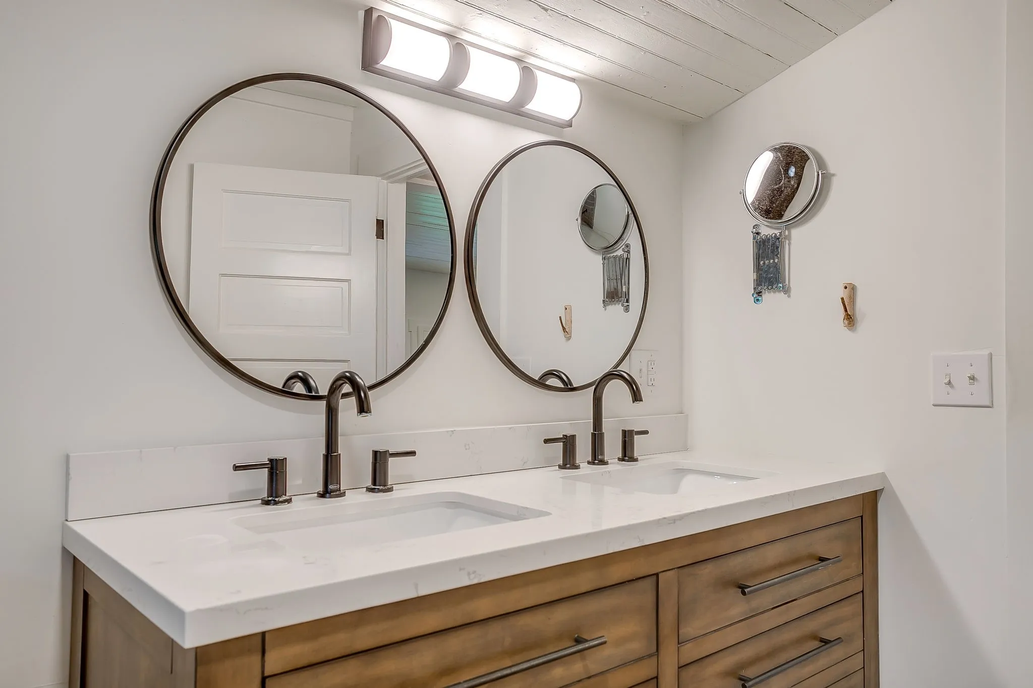 Single Family Residence For Sale in Hood County , 606 E Moore Street, Granbury, Texas 76048, 2 Bedrooms, 1 Bathroom, 1 Garage spaces, 966 Sqft, built in 1942, Price $380,000, mls#21268018, Real Estate Agent in Granbury, Homes For Sale in Hood county, Homes For Sale in Granbury, Realtor in Granbury Texas, Real Estate Brokerage Independent Realty Texas, Luminita Cordes Realtor