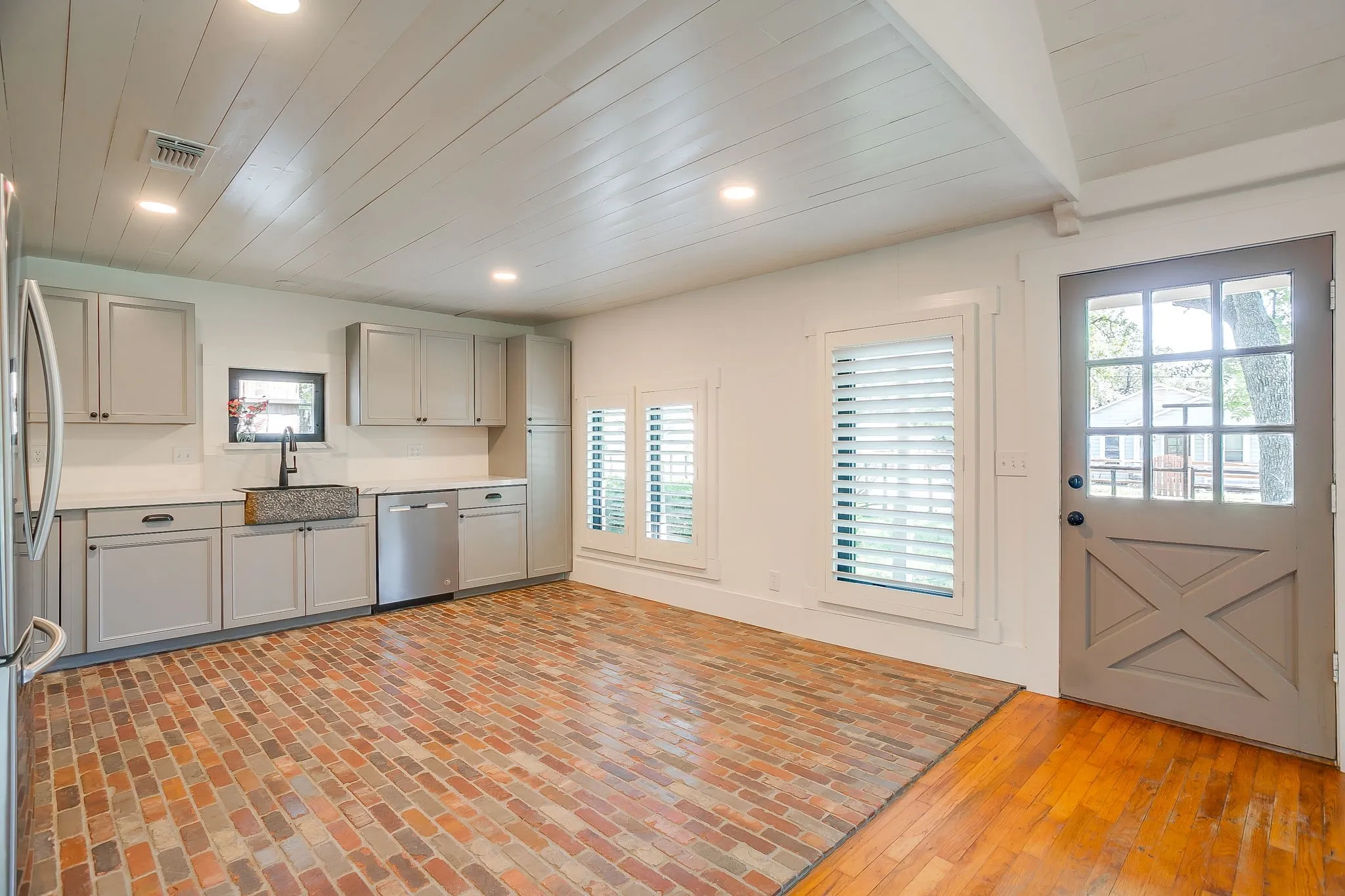 Single Family Residence For Sale in Hood County , 606 E Moore Street, Granbury, Texas 76048, 2 Bedrooms, 1 Bathroom, 1 Garage spaces, 966 Sqft, built in 1942, Price $380,000, mls#21268018, Real Estate Agent in Granbury, Homes For Sale in Hood county, Homes For Sale in Granbury, Realtor in Granbury Texas, Real Estate Brokerage Independent Realty Texas, Luminita Cordes Realtor
