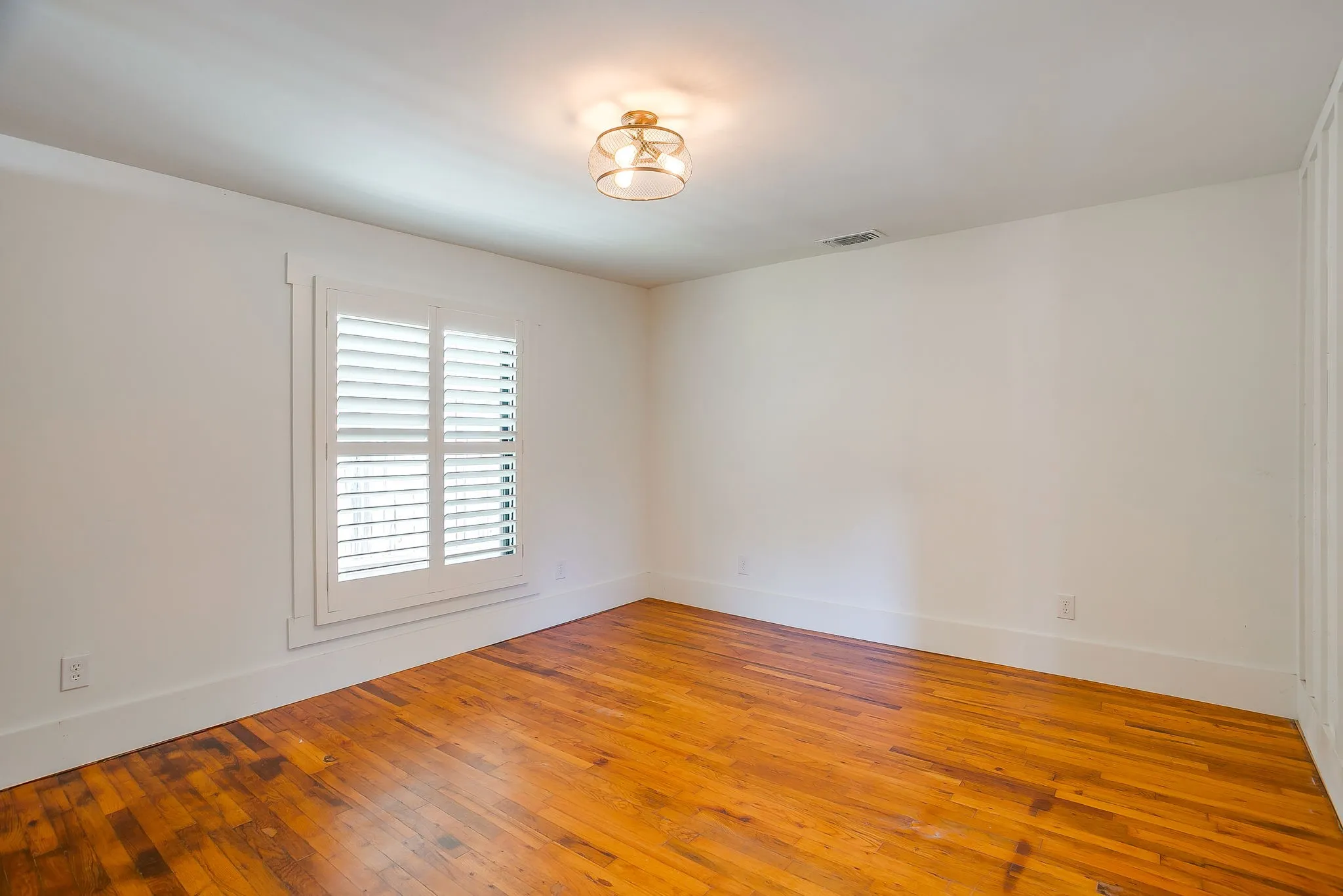 Single Family Residence For Sale in Hood County , 606 E Moore Street, Granbury, Texas 76048, 2 Bedrooms, 1 Bathroom, 1 Garage spaces, 966 Sqft, built in 1942, Price $380,000, mls#21268018, Real Estate Agent in Granbury, Homes For Sale in Hood county, Homes For Sale in Granbury, Realtor in Granbury Texas, Real Estate Brokerage Independent Realty Texas, Luminita Cordes Realtor