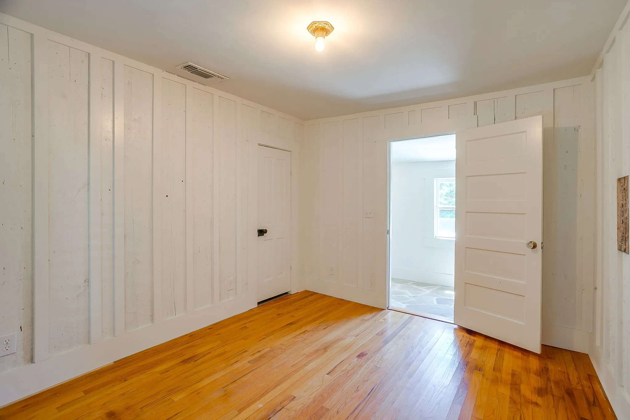 Single Family Residence For Sale in Hood County , 606 E Moore Street, Granbury, Texas 76048, 2 Bedrooms, 1 Bathroom, 1 Garage spaces, 966 Sqft, built in 1942, Price $380,000, mls#21268018, Real Estate Agent in Granbury, Homes For Sale in Hood county, Homes For Sale in Granbury, Realtor in Granbury Texas, Real Estate Brokerage Independent Realty Texas, Luminita Cordes Realtor